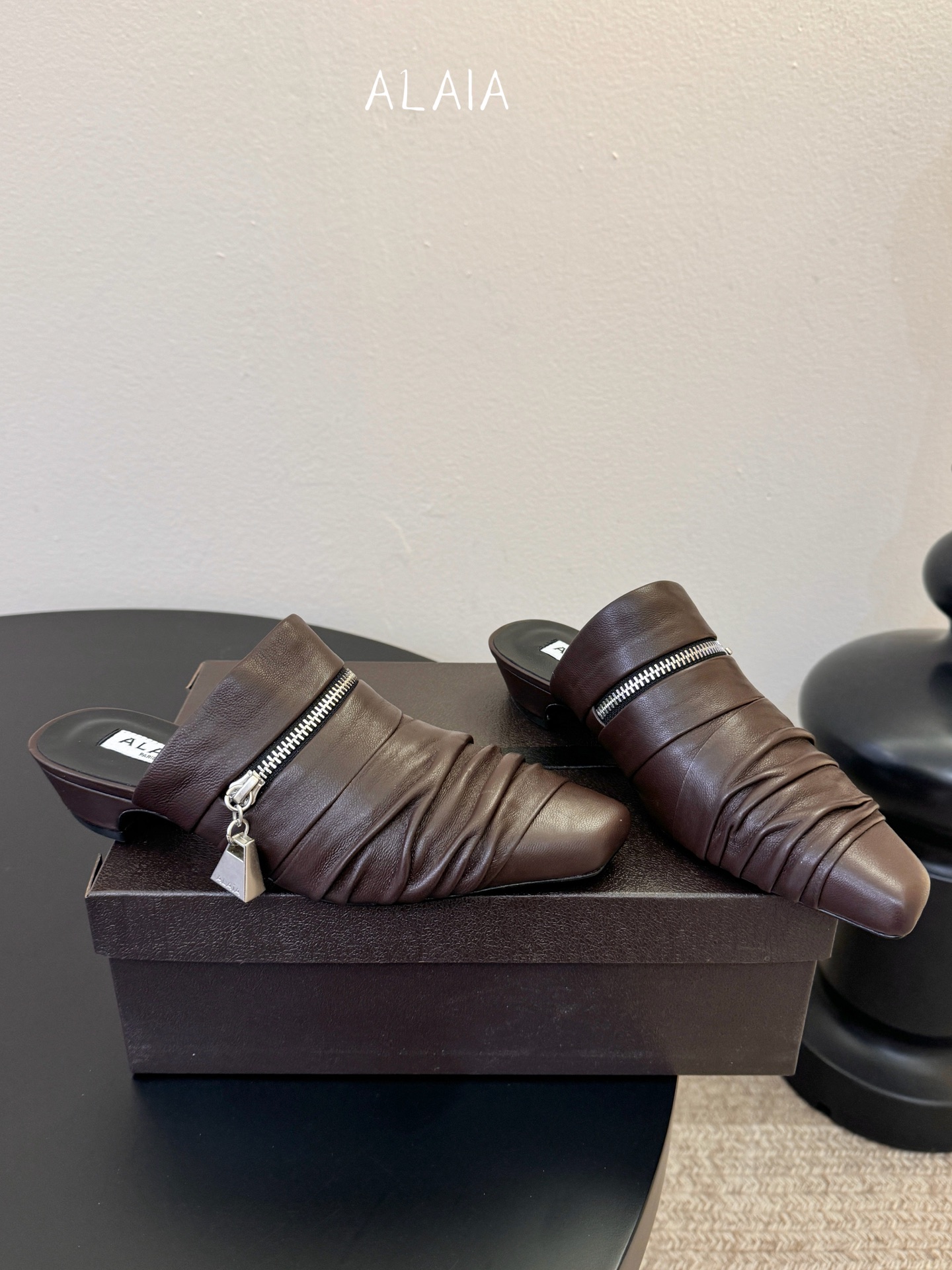 ALAiAI 26c new arrival～链条小跟凉拖Alaia小跟凉拖，搭配银色链条，简约又超有辨