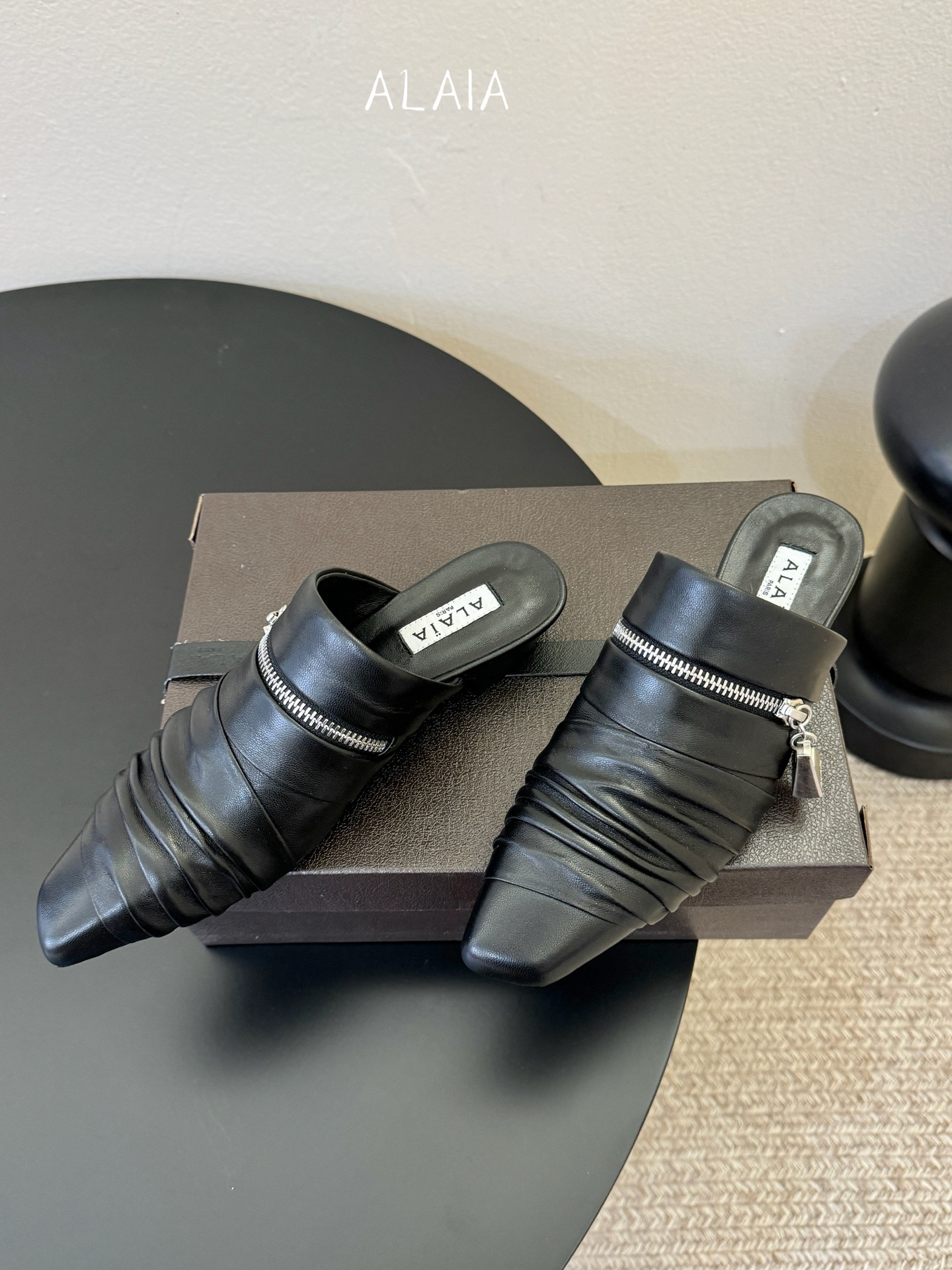 ALAiAI 26c new arrival～链条小跟凉拖Alaia小跟凉拖，搭配银色链条，简约又超有辨