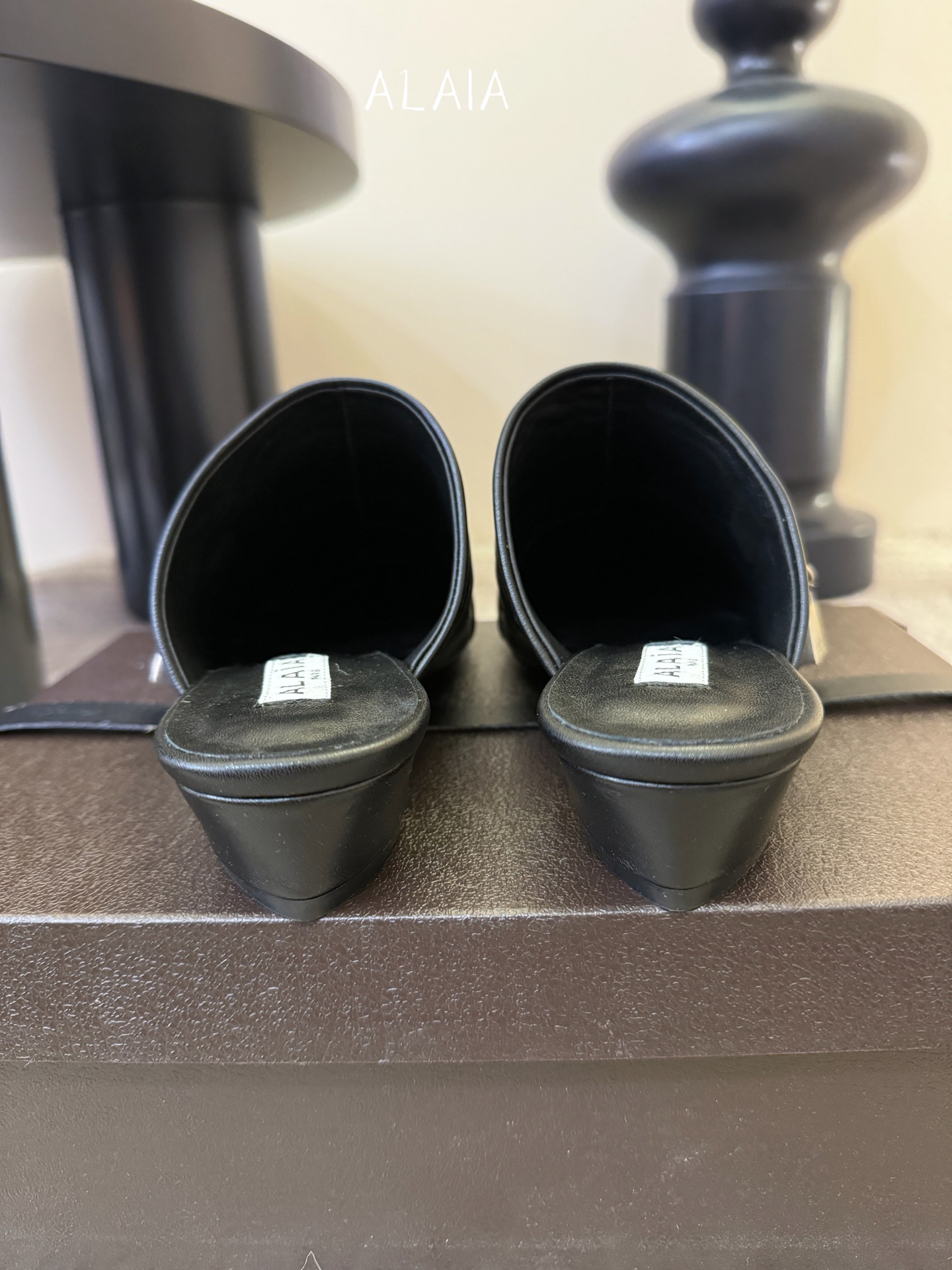 ALAiAI 26c new arrival～链条小跟凉拖Alaia小跟凉拖，搭配银色链条，简约又超有辨