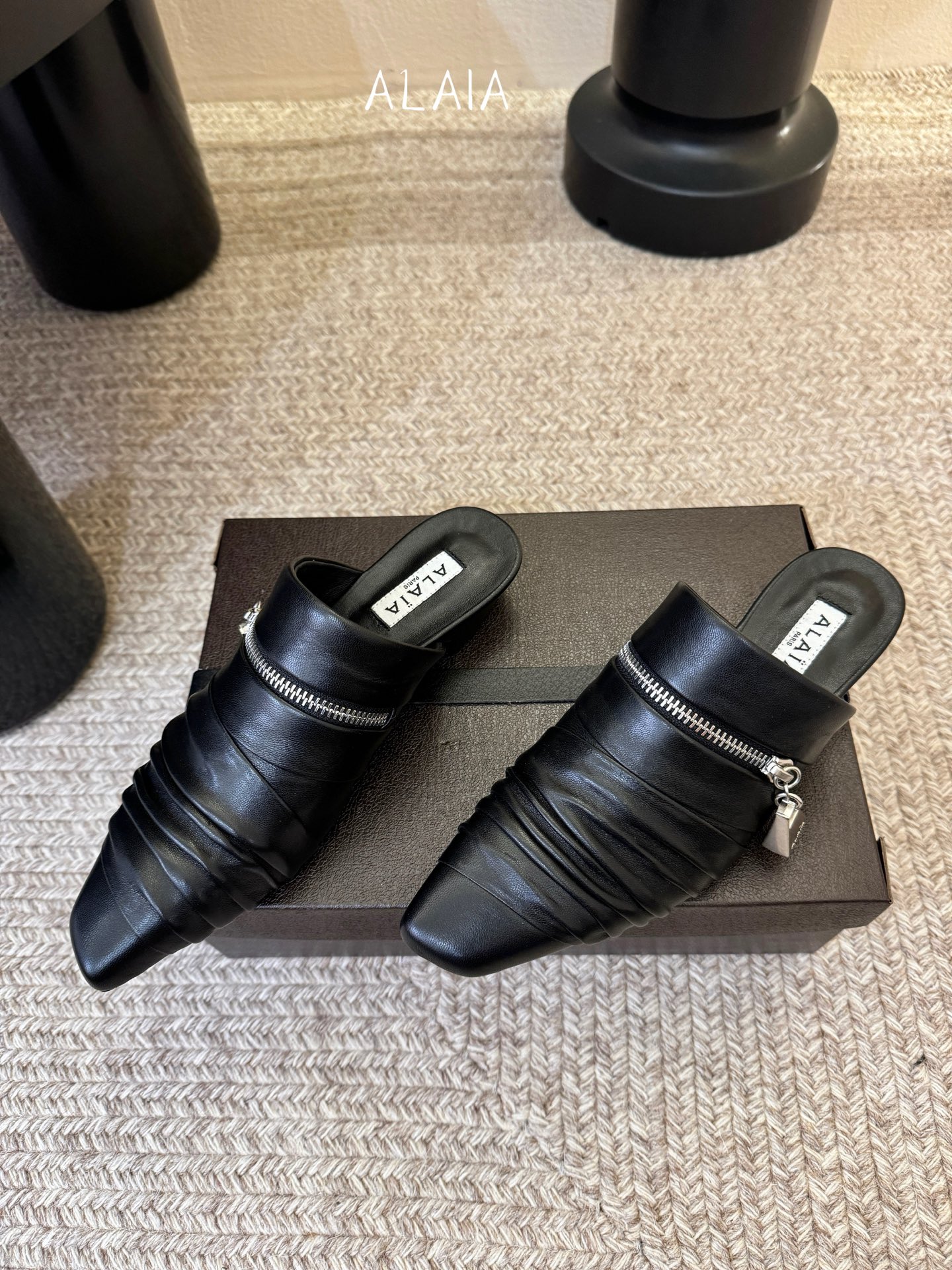 ALAiAI 26c new arrival～链条小跟凉拖Alaia小跟凉拖，搭配银色链条，简约又超有辨