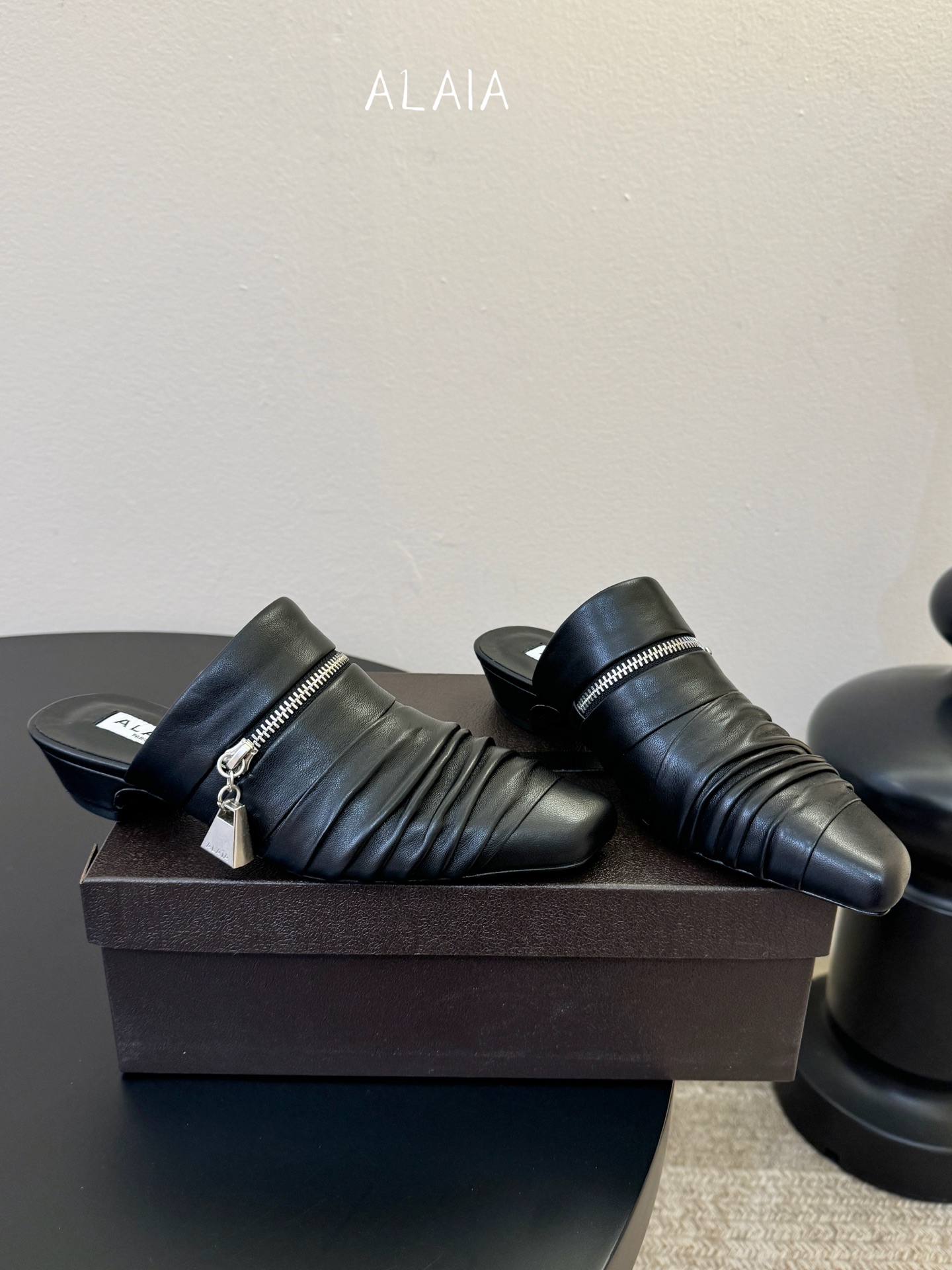 ALAiAI 26c new arrival～链条小跟凉拖Alaia小跟凉拖，搭配银色链条，简约又超有辨