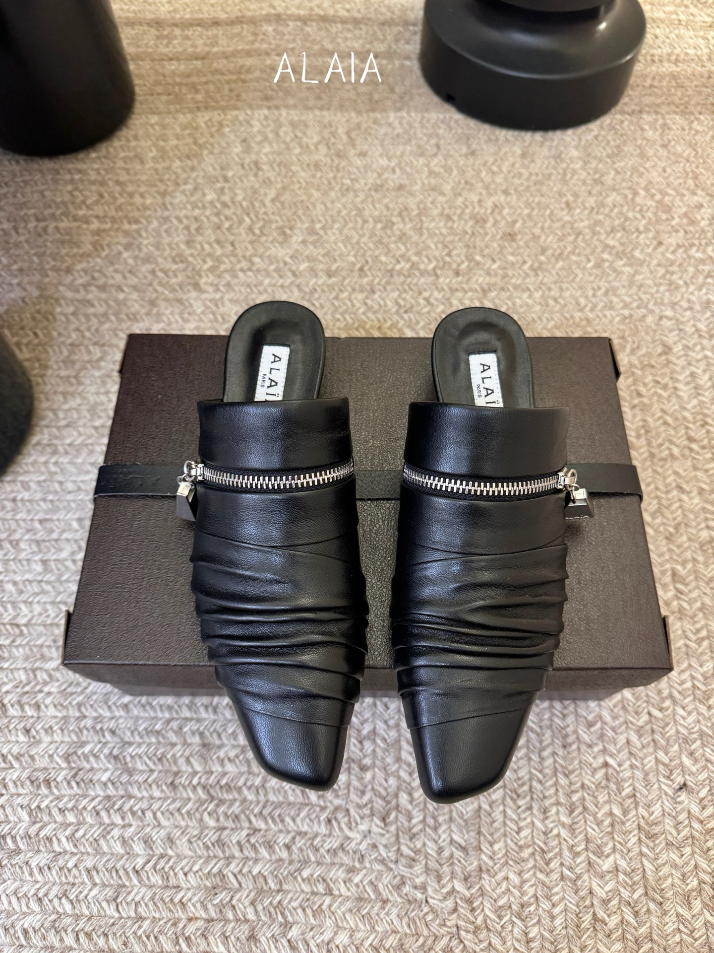 ALAiAI 26c new arrival～链条小跟凉拖Alaia小跟凉拖，搭配银色链条，简约又超有辨