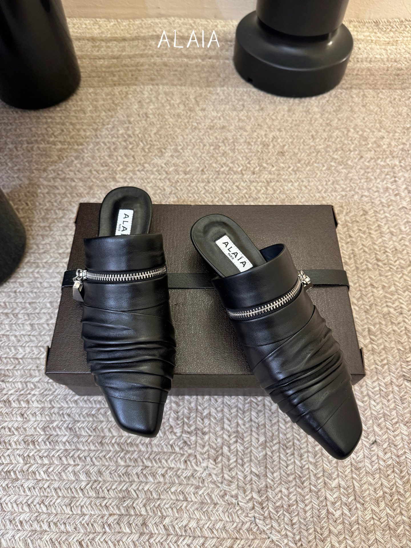 ALAiAI 26c new arrival～链条小跟凉拖Alaia小跟凉拖，搭配银色链条，简约又超有辨