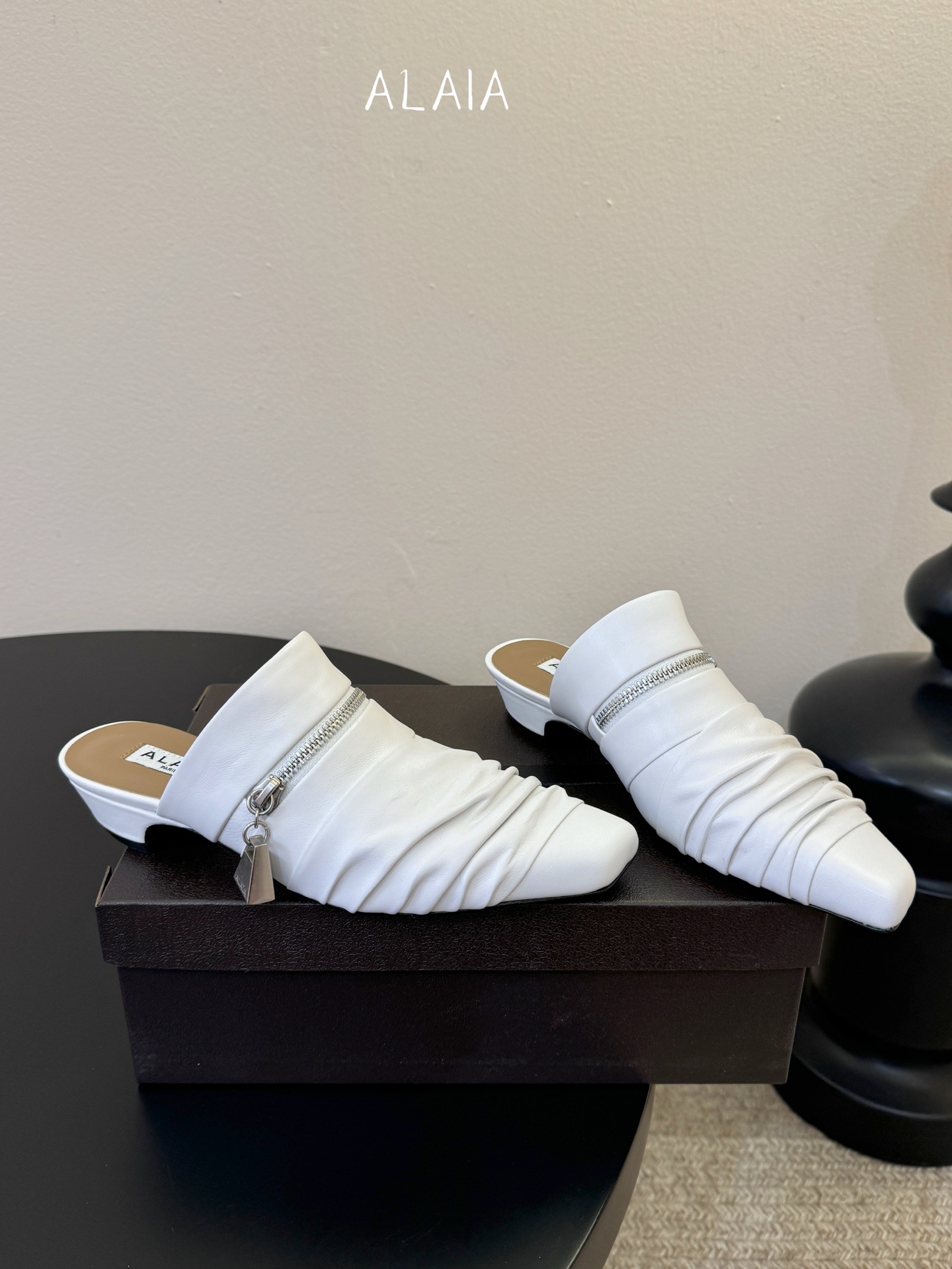 ALAiAI 26c new arrival～链条小跟凉拖Alaia小跟凉拖，搭配银色链条，简约又超有辨