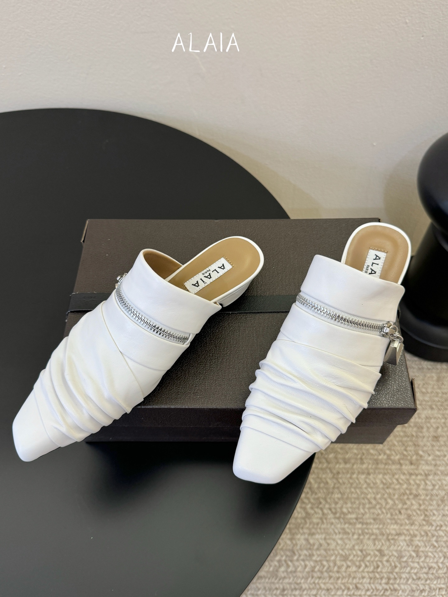 ALAiAI 26c new arrival～链条小跟凉拖Alaia小跟凉拖，搭配银色链条，简约又超有辨