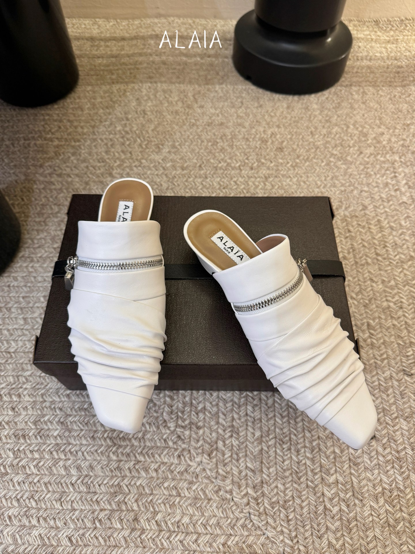 ALAiAI 26c new arrival～链条小跟凉拖Alaia小跟凉拖，搭配银色链条，简约又超有辨