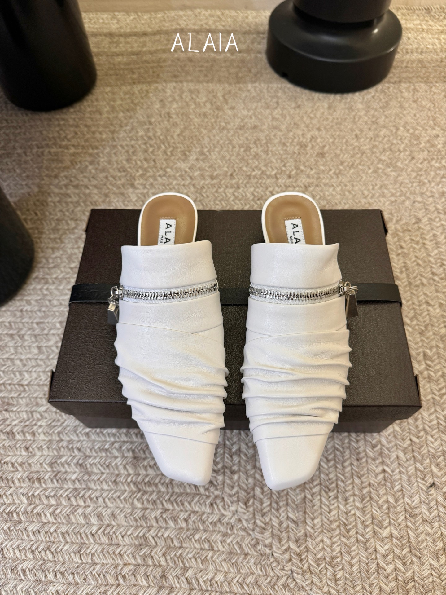 NO:747744,ALAiAI 26c new arrival～Chain small heel sandals Alaia small heel sandals, paired with a silver chain, simple and very recognizable! Small square toe design, fashionable and comfortable, elongating the legs, full of aura. The chain details are super eye-catching, can be easily worn in skirts or trousers, elegant and individual, great in daily or formal occasions size: 35-41 4041 customized, half drag, alaia, skirts19860909ALAiAI 26c new arrival～链条小跟凉拖 Alaia小跟凉拖,搭配银色链条,简约又超有辨识度!小方头设计,时髦又舒适,拉长腿型,气场全开.链条细节超吸睛,无论裙装还是裤装都能轻松驾驭,优雅又个性,日常或正式场合都很出彩 size:35-41 4041定制,半拖,alaia,skirts,Women's Shoes