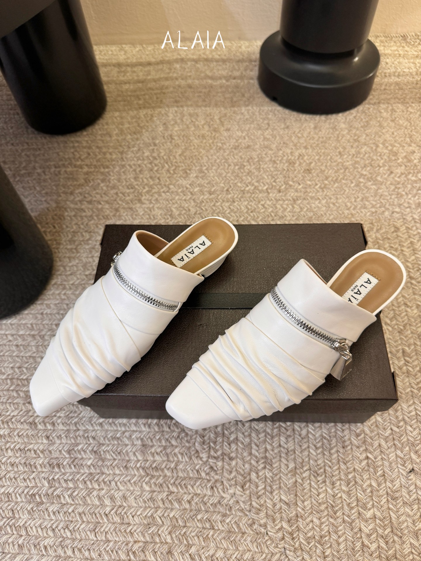 ALAiAI 26c new arrival～链条小跟凉拖Alaia小跟凉拖，搭配银色链条，简约又超有辨