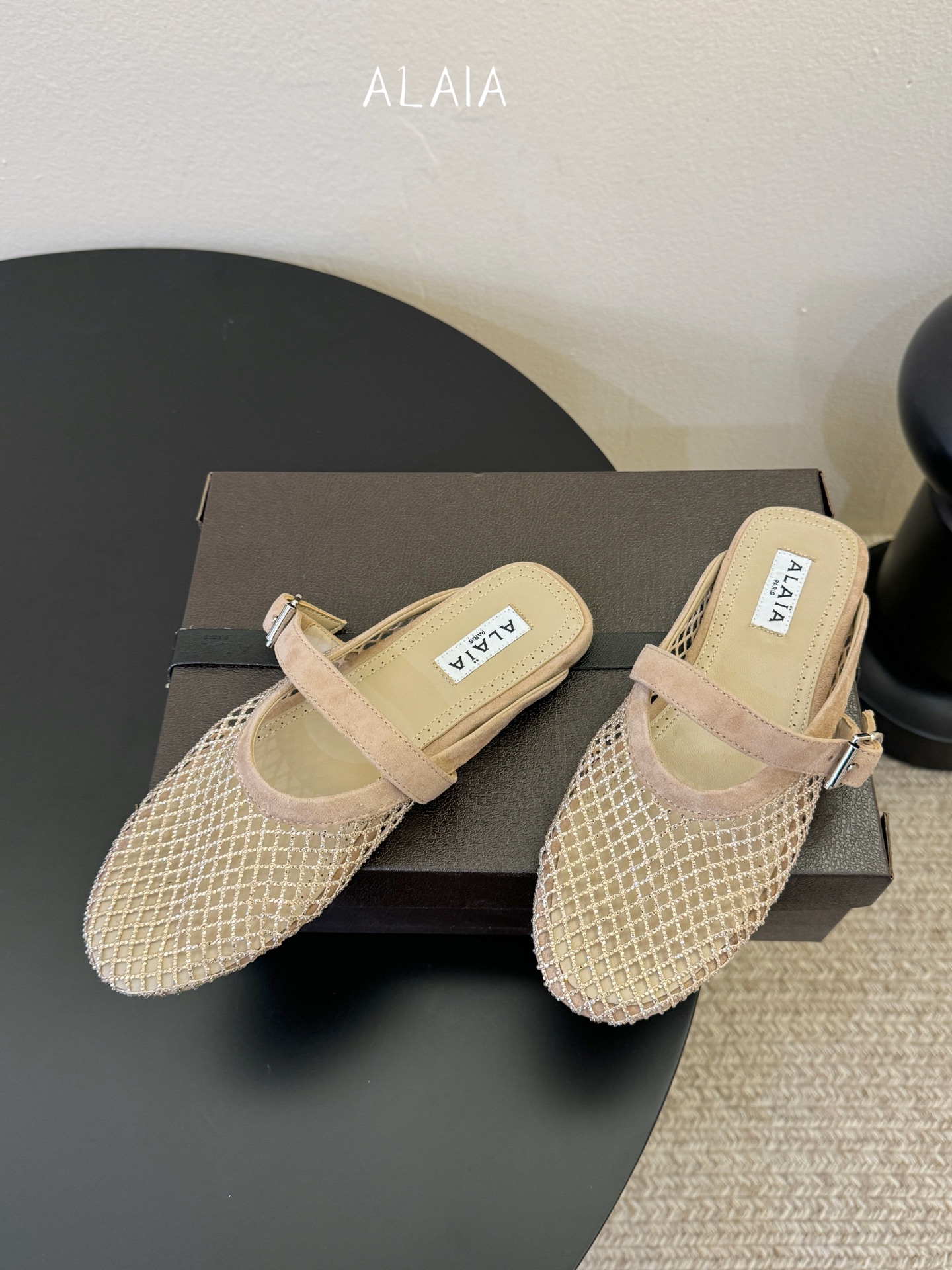 钻alaia 26c new arrival～渔网系列爆🔥单品，时下流行审美。不过应该就今年🔥吧，这牌子