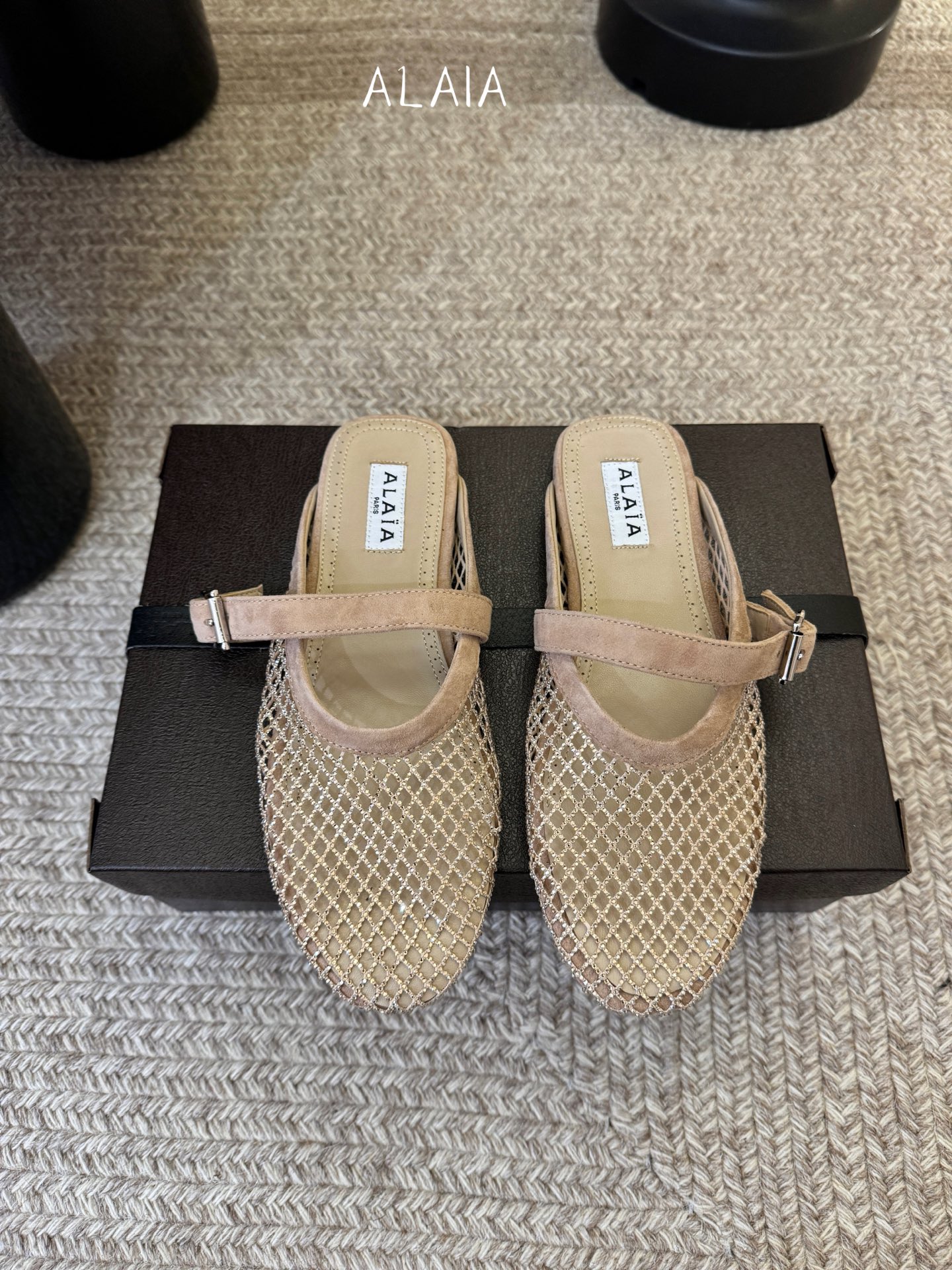 钻alaia 26c new arrival～渔网系列爆🔥单品，时下流行审美。不过应该就今年🔥吧，这牌子