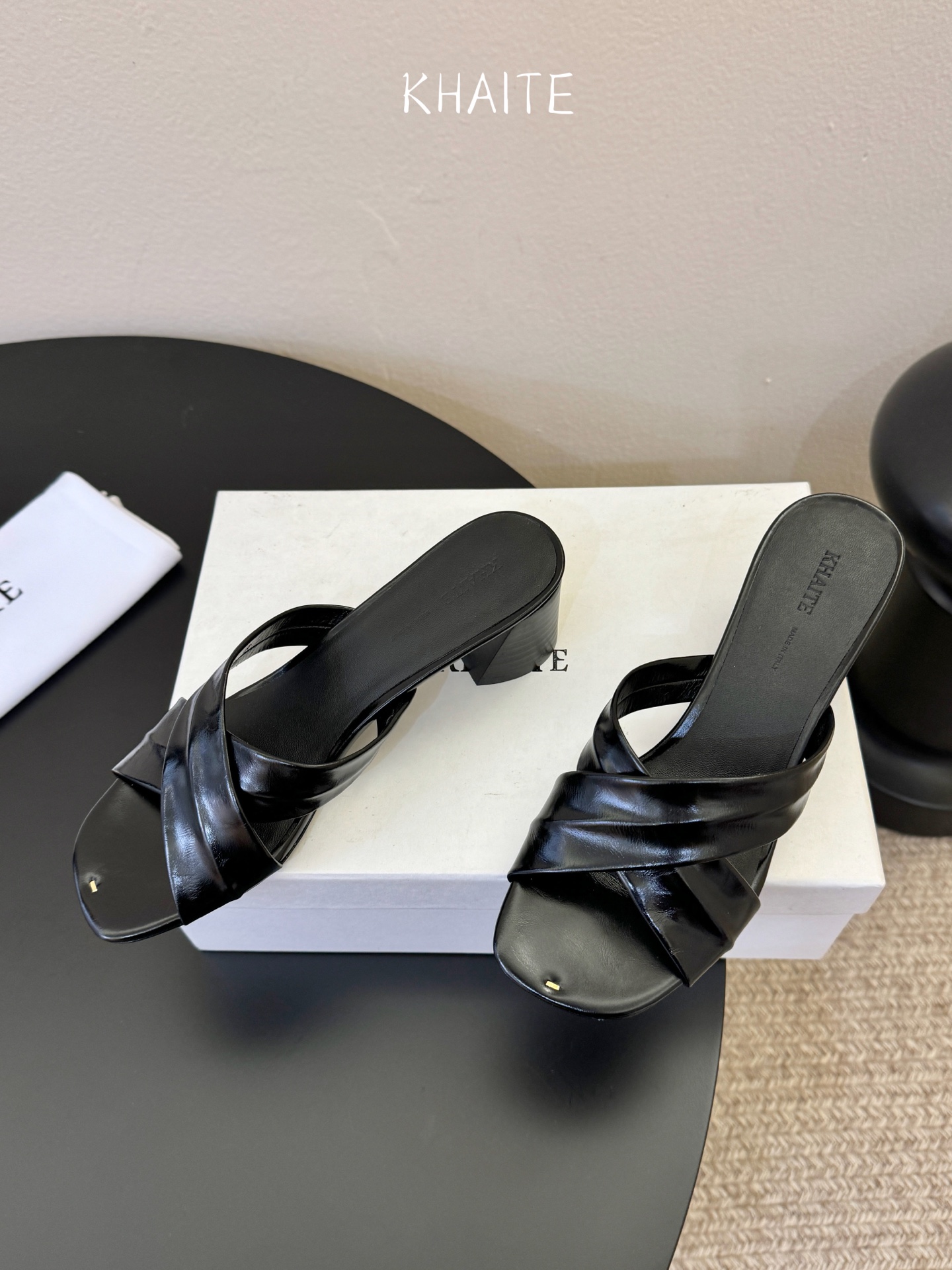 KHAite𝟐𝟎𝟐6𝐒𝐒 春夏新品凉拖本季单品超级有意思❗️全网都火爆了，上脚超nice😌今年时髦必备单