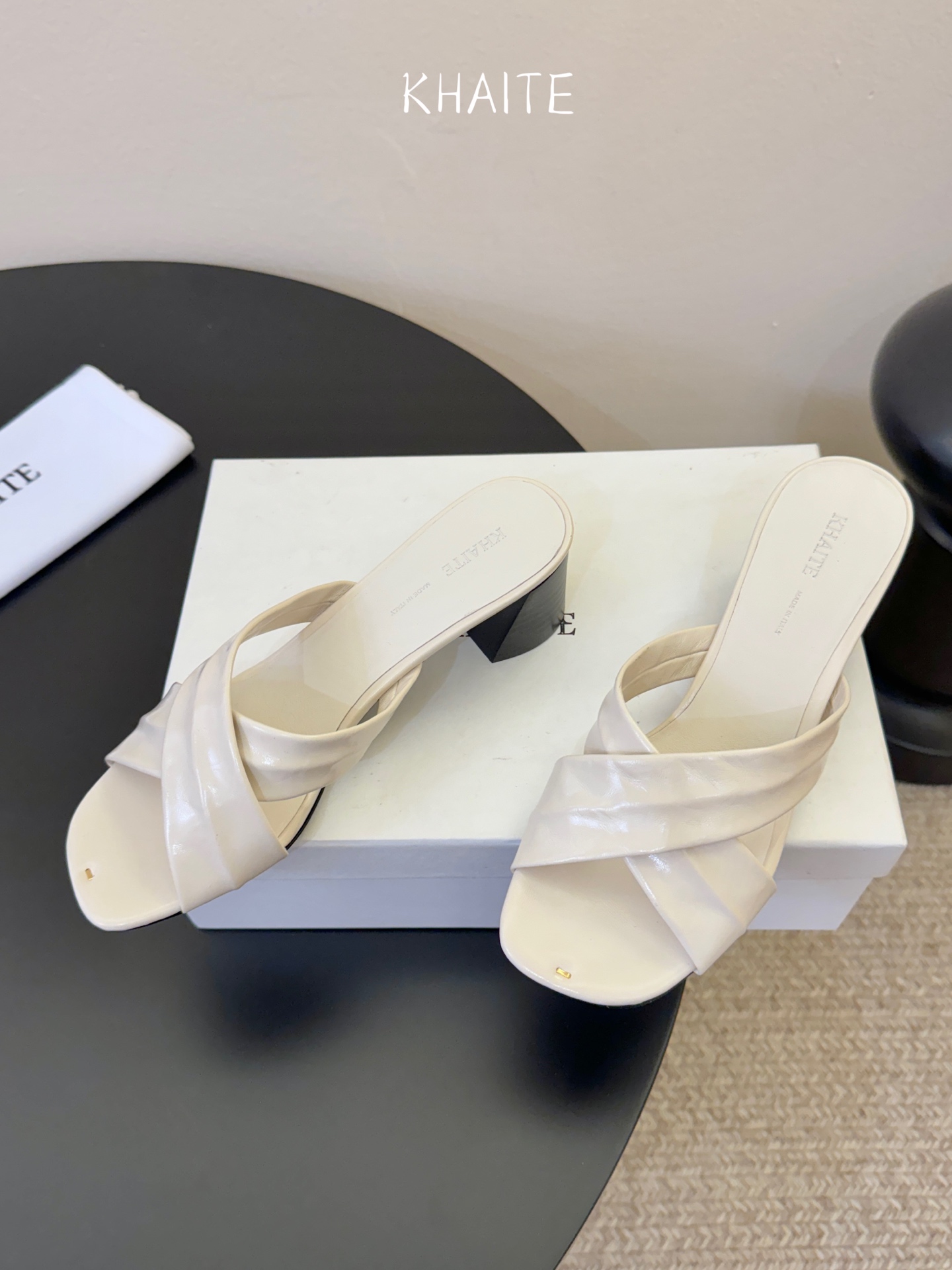 KHAite𝟐𝟎𝟐6𝐒𝐒 春夏新品凉拖本季单品超级有意思❗️全网都火爆了，上脚超nice😌今年时髦必备单