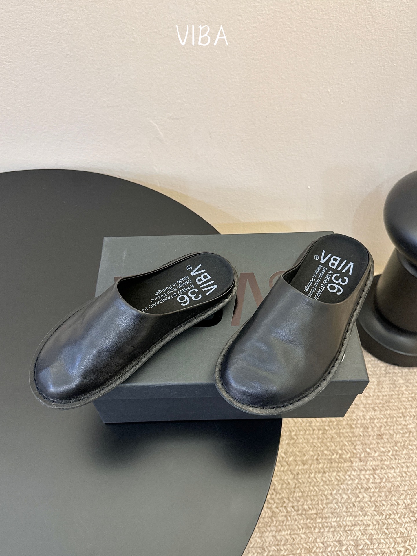 VIBA*26ss早春新款复古极简包头拖穆勒版无后跟的穆勒设计兼具拖鞋的随性与单鞋的精致感，包头造型修饰