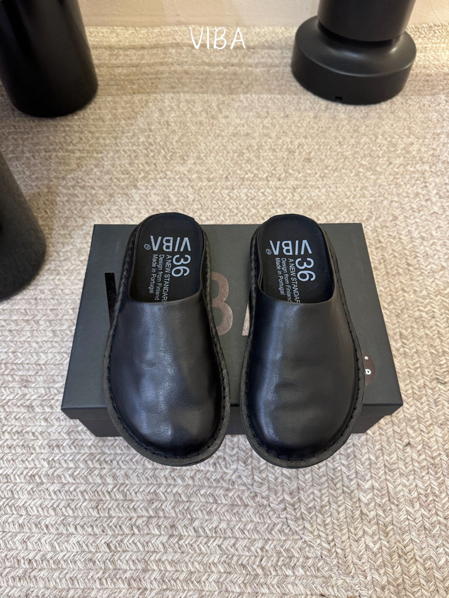 VIBA*26ss早春新款复古极简包头拖穆勒版无后跟的穆勒设计兼具拖鞋的随性与单鞋的精致感，包头造型修饰