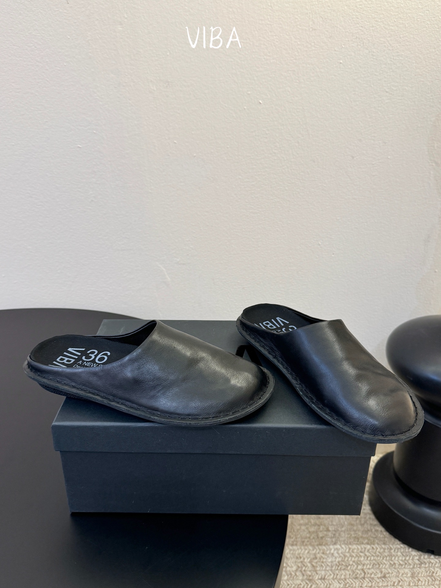 VIBA*26ss早春新款复古极简包头拖穆勒版无后跟的穆勒设计兼具拖鞋的随性与单鞋的精致感，包头造型修饰