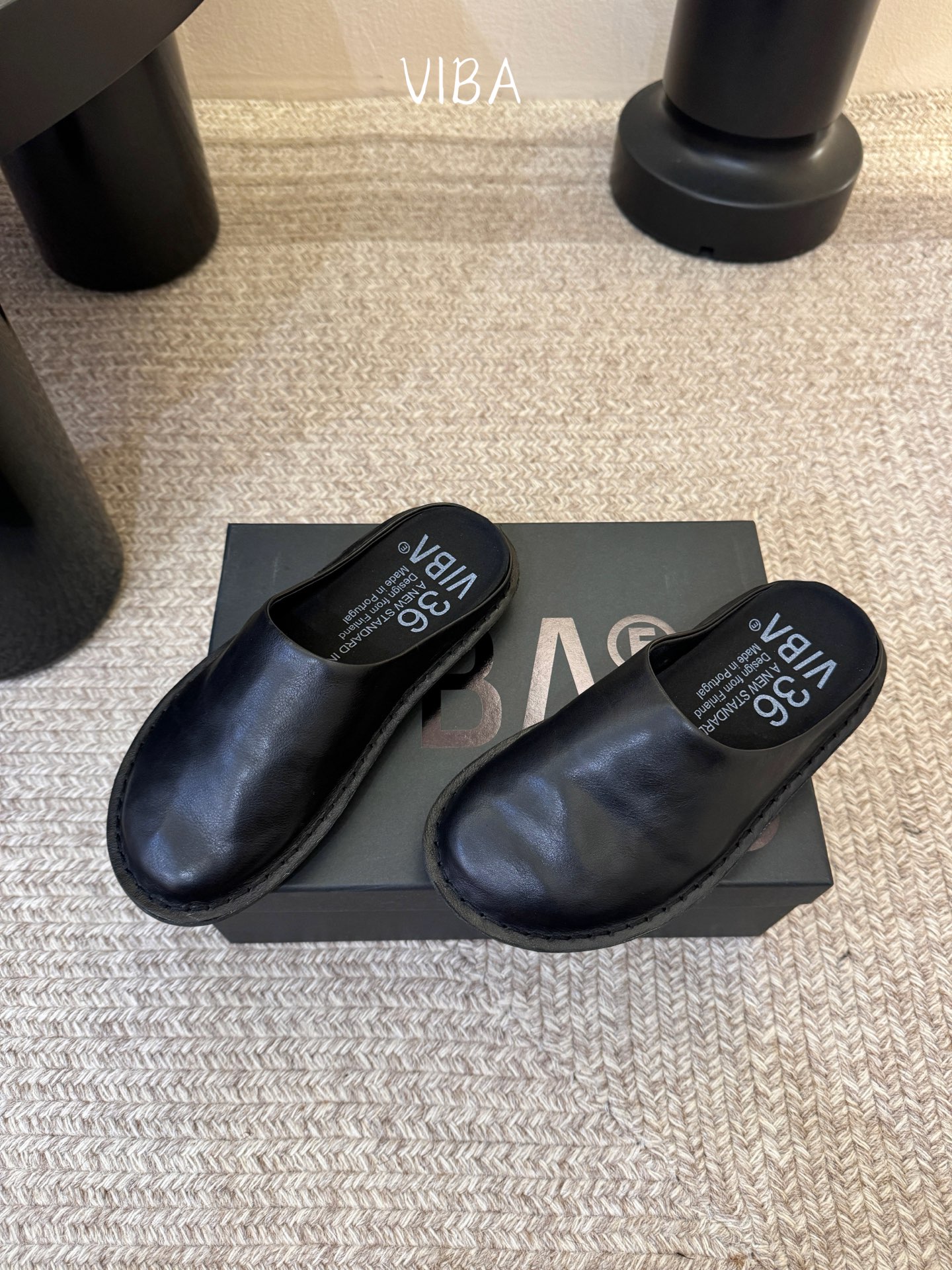 VIBA*26ss早春新款复古极简包头拖穆勒版无后跟的穆勒设计兼具拖鞋的随性与单鞋的精致感，包头造型修饰