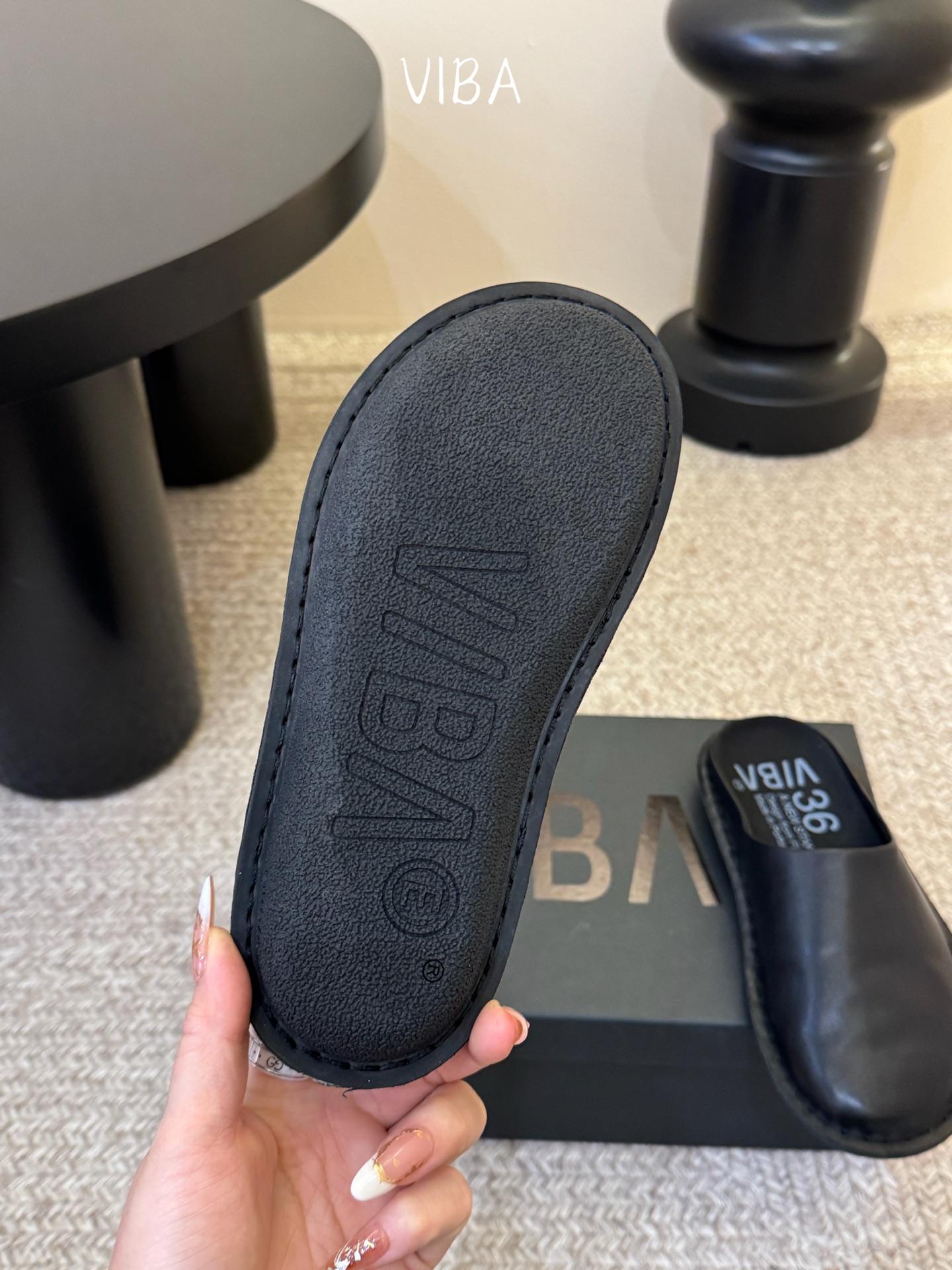 VIBA*26ss早春新款复古极简包头拖穆勒版无后跟的穆勒设计兼具拖鞋的随性与单鞋的精致感，包头造型修饰