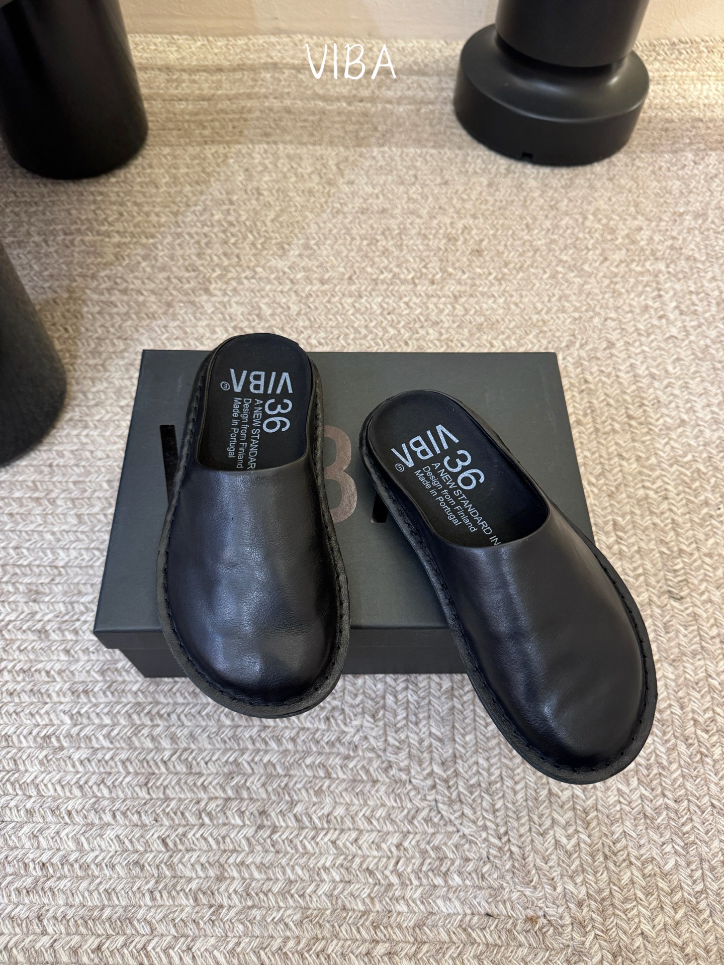 VIBA*26ss早春新款复古极简包头拖穆勒版无后跟的穆勒设计兼具拖鞋的随性与单鞋的精致感，包头造型修饰