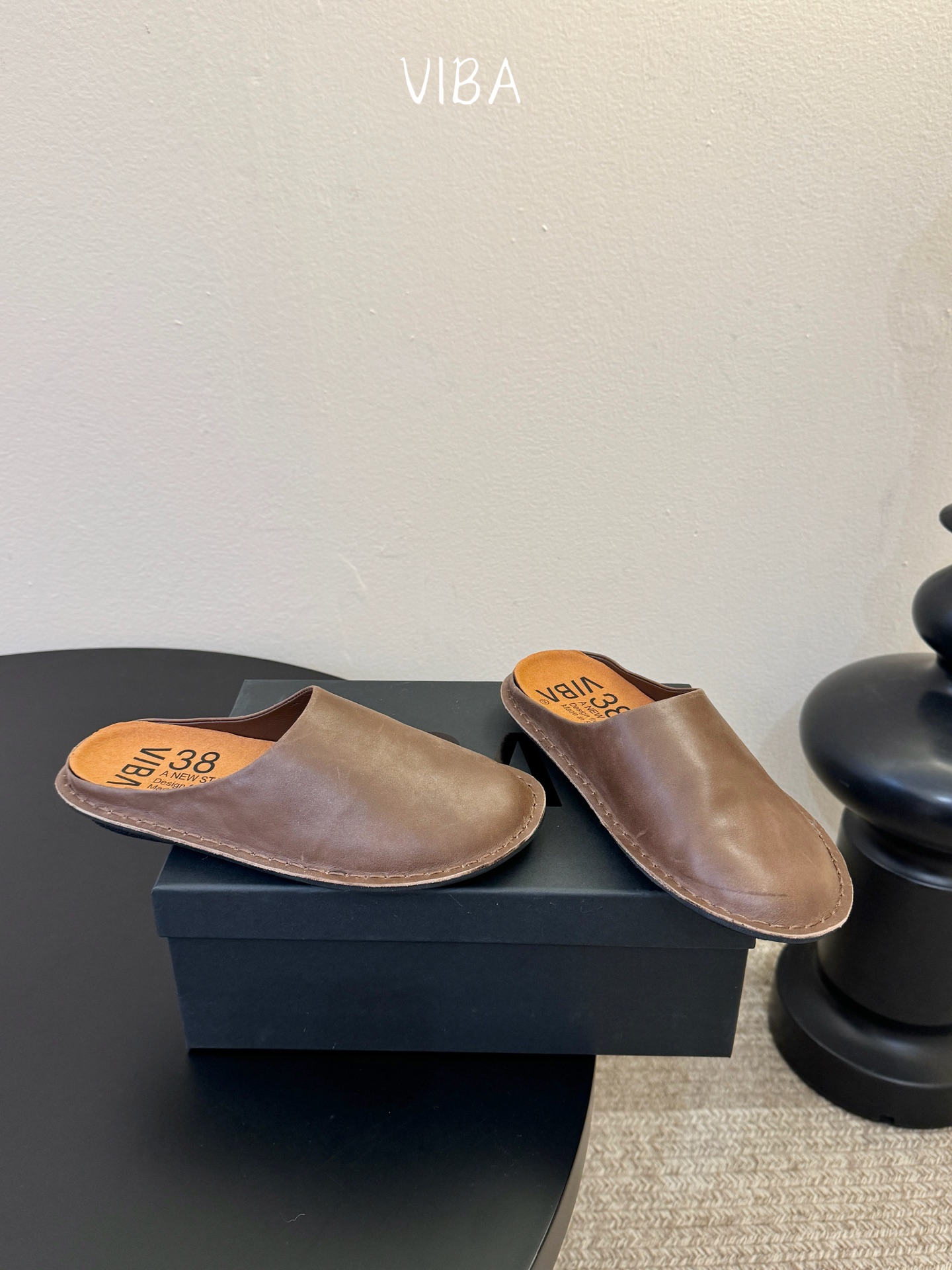 VIBA*26ss早春新款复古极简包头拖穆勒版无后跟的穆勒设计兼具拖鞋的随性与单鞋的精致感，包头造型修饰