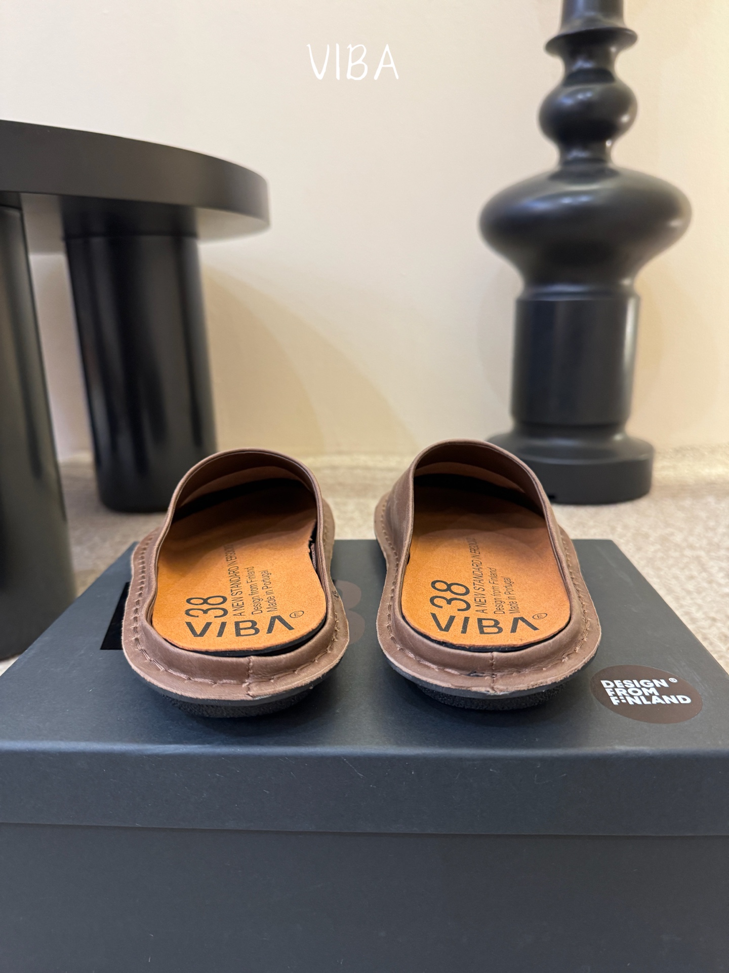 VIBA*26ss早春新款复古极简包头拖穆勒版无后跟的穆勒设计兼具拖鞋的随性与单鞋的精致感，包头造型修饰