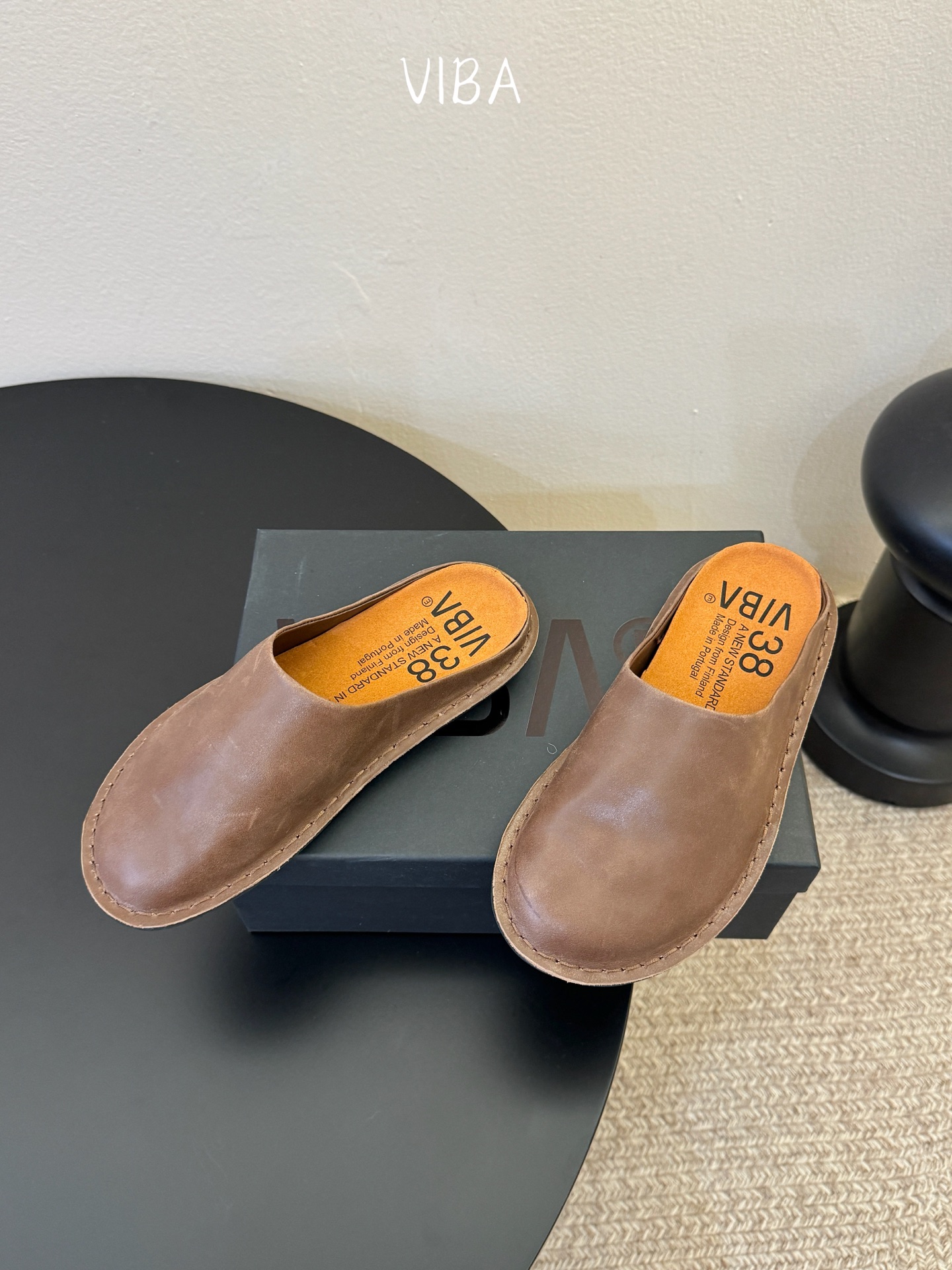 VIBA*26ss早春新款复古极简包头拖穆勒版无后跟的穆勒设计兼具拖鞋的随性与单鞋的精致感，包头造型修饰