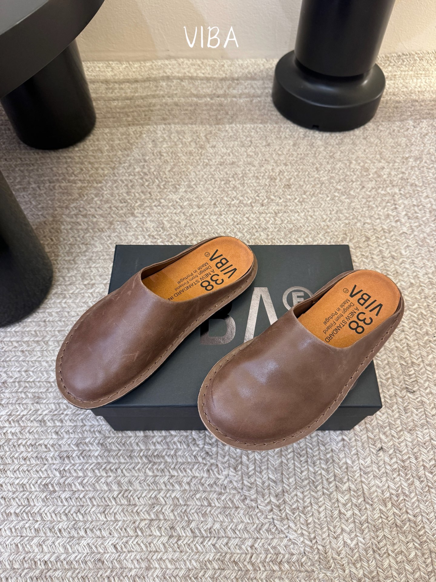 VIBA*26ss早春新款复古极简包头拖穆勒版无后跟的穆勒设计兼具拖鞋的随性与单鞋的精致感，包头造型修饰