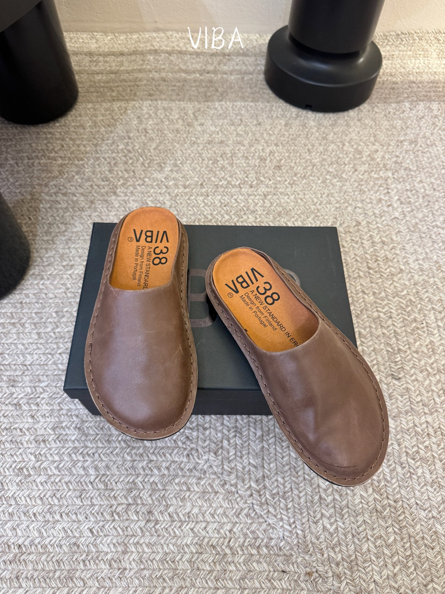 VIBA*26ss早春新款复古极简包头拖穆勒版无后跟的穆勒设计兼具拖鞋的随性与单鞋的精致感，包头造型修饰