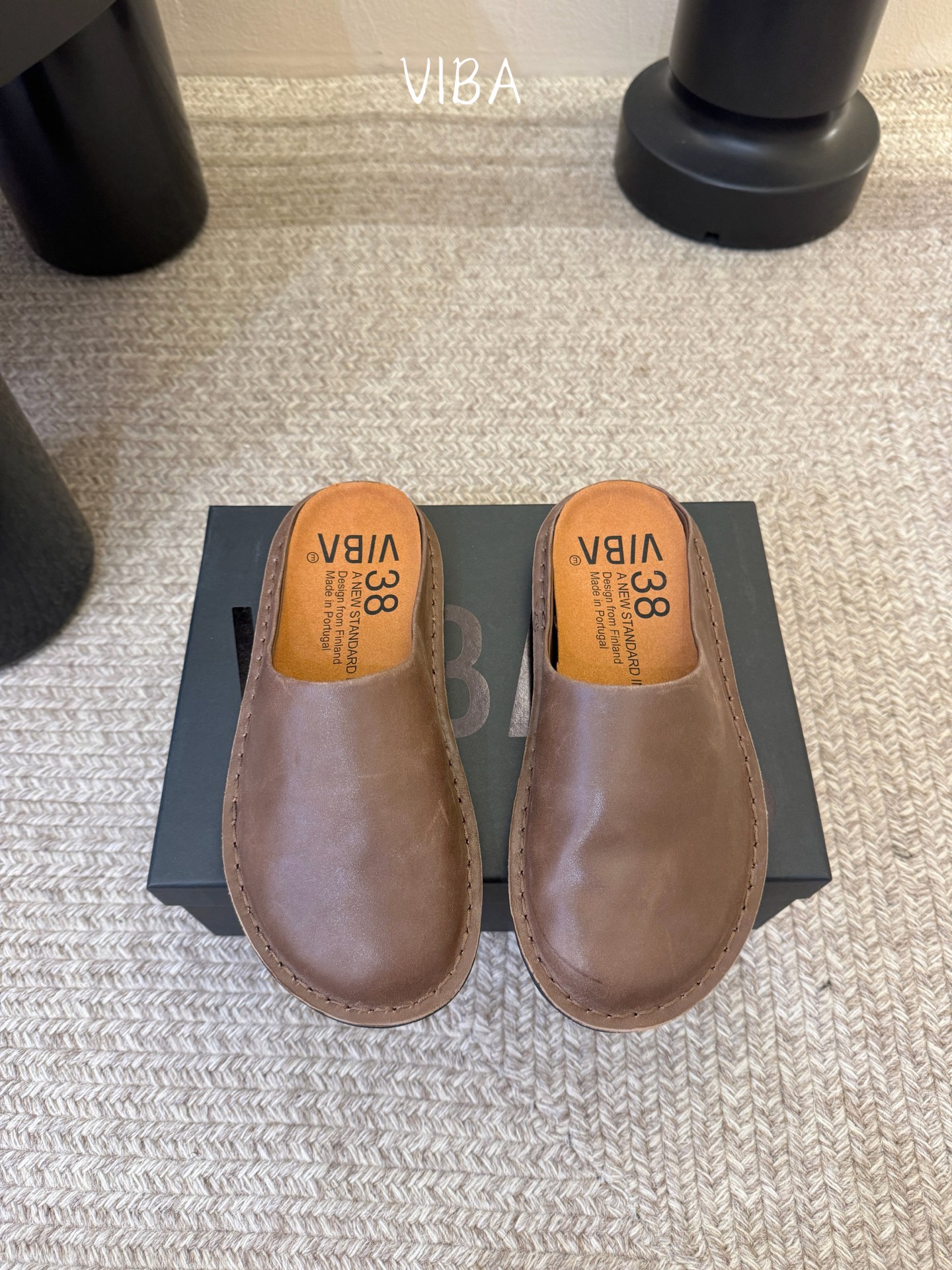 VIBA*26ss早春新款复古极简包头拖穆勒版无后跟的穆勒设计兼具拖鞋的随性与单鞋的精致感，包头造型修饰