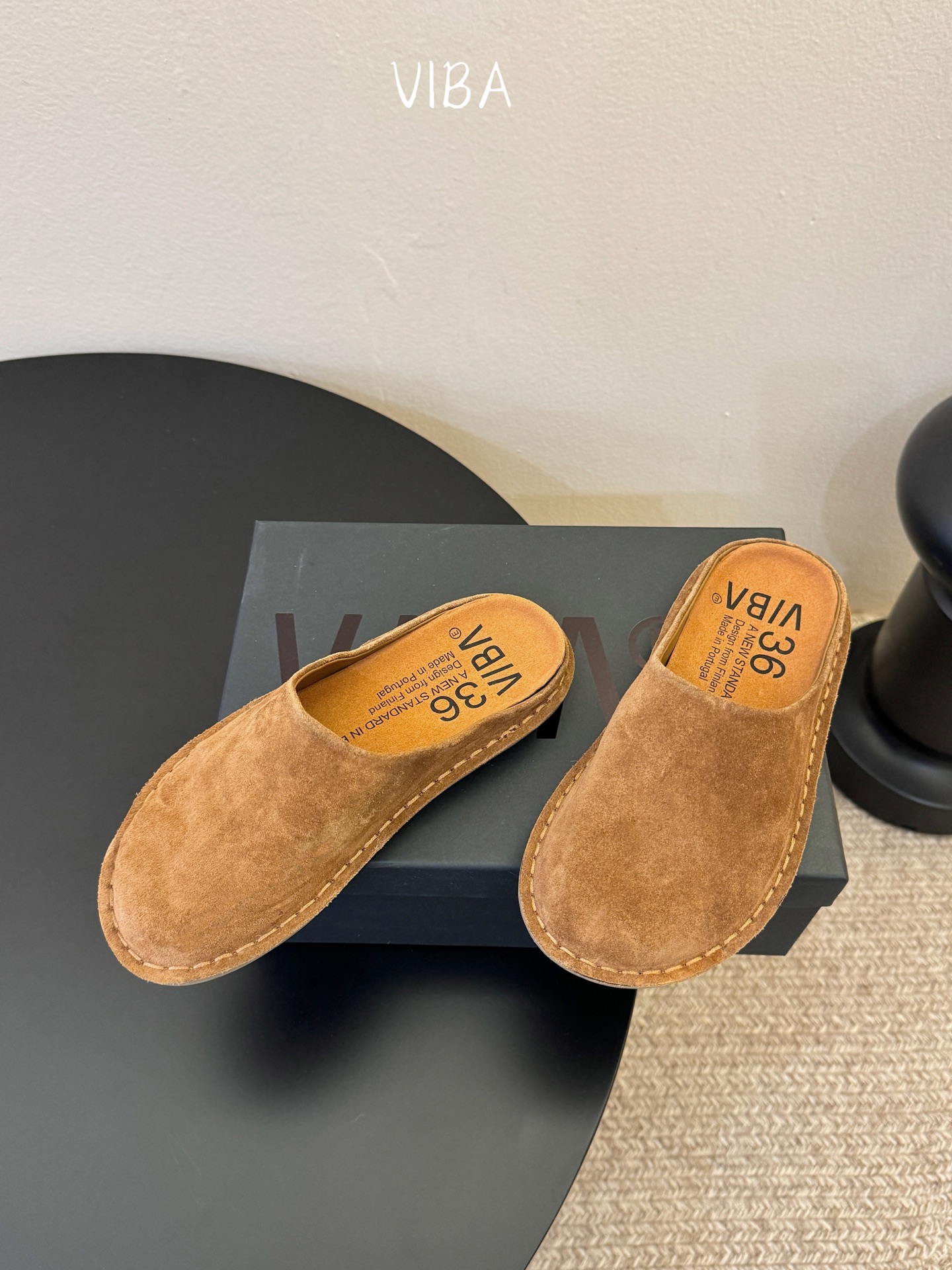 VIBA*26ss早春新款复古极简包头拖穆勒版无后跟的穆勒设计兼具拖鞋的随性与单鞋的精致感，包头造型修饰