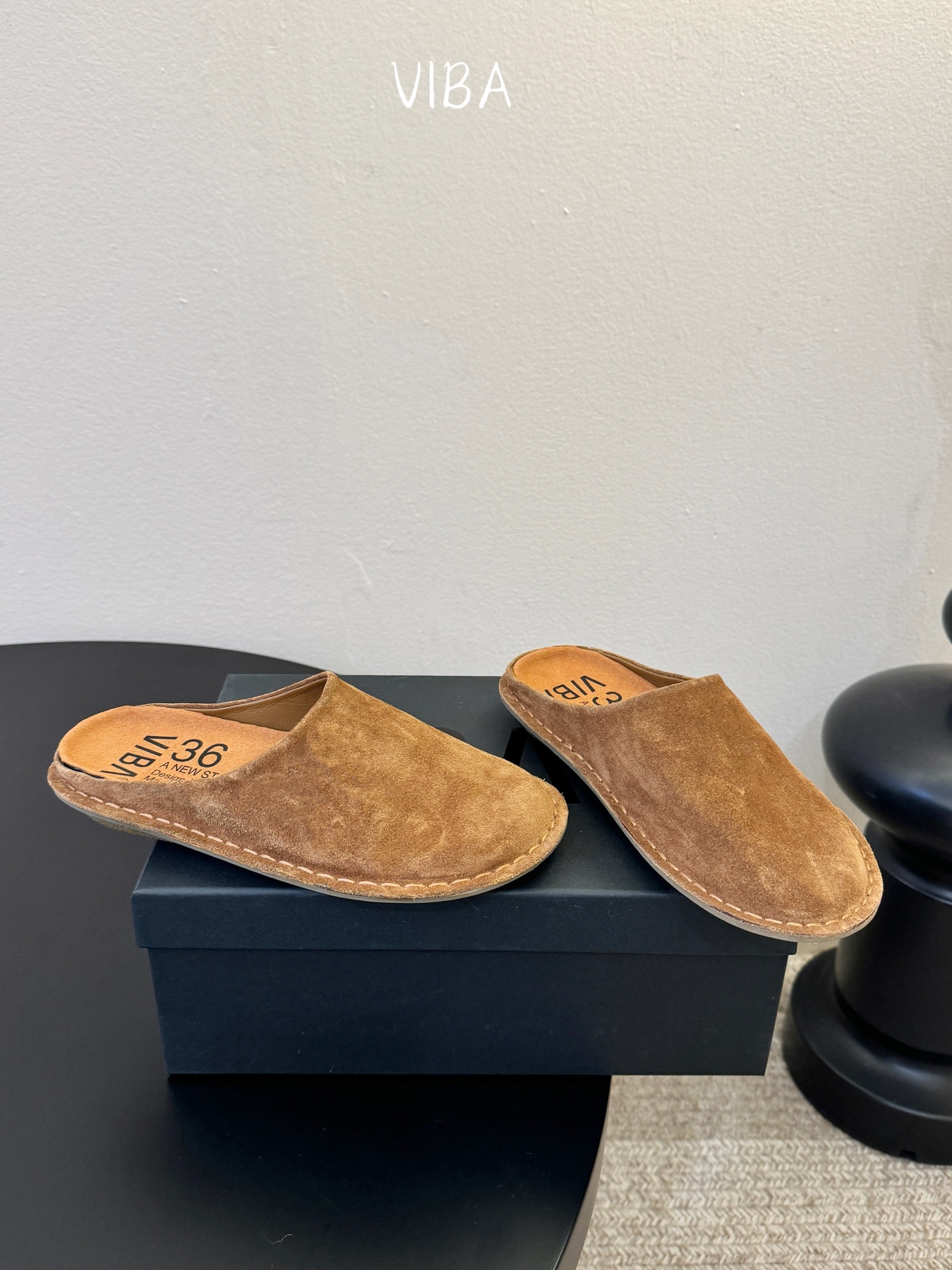 VIBA*26ss早春新款复古极简包头拖穆勒版无后跟的穆勒设计兼具拖鞋的随性与单鞋的精致感，包头造型修饰