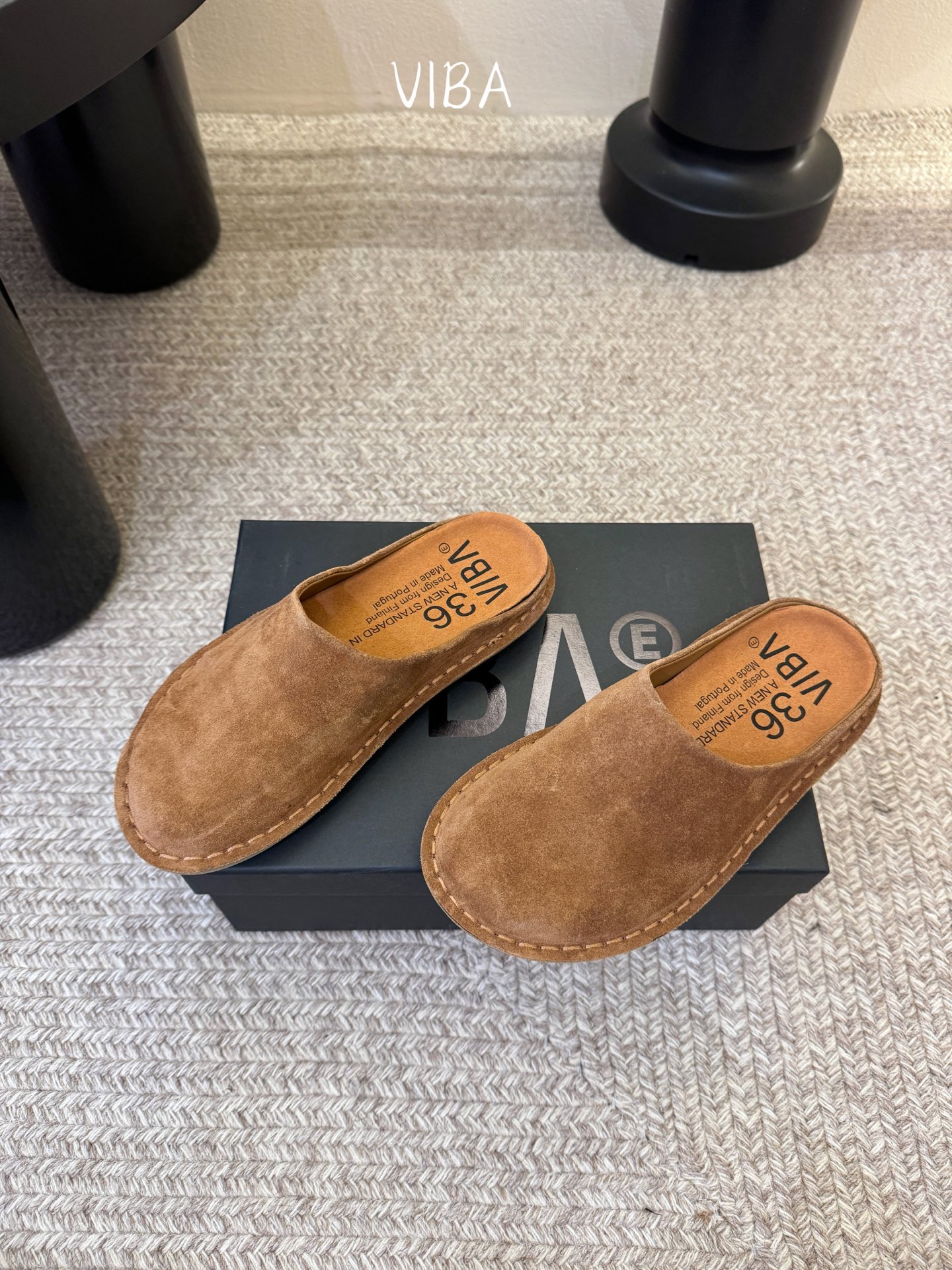 VIBA*26ss早春新款复古极简包头拖穆勒版无后跟的穆勒设计兼具拖鞋的随性与单鞋的精致感，包头造型修饰