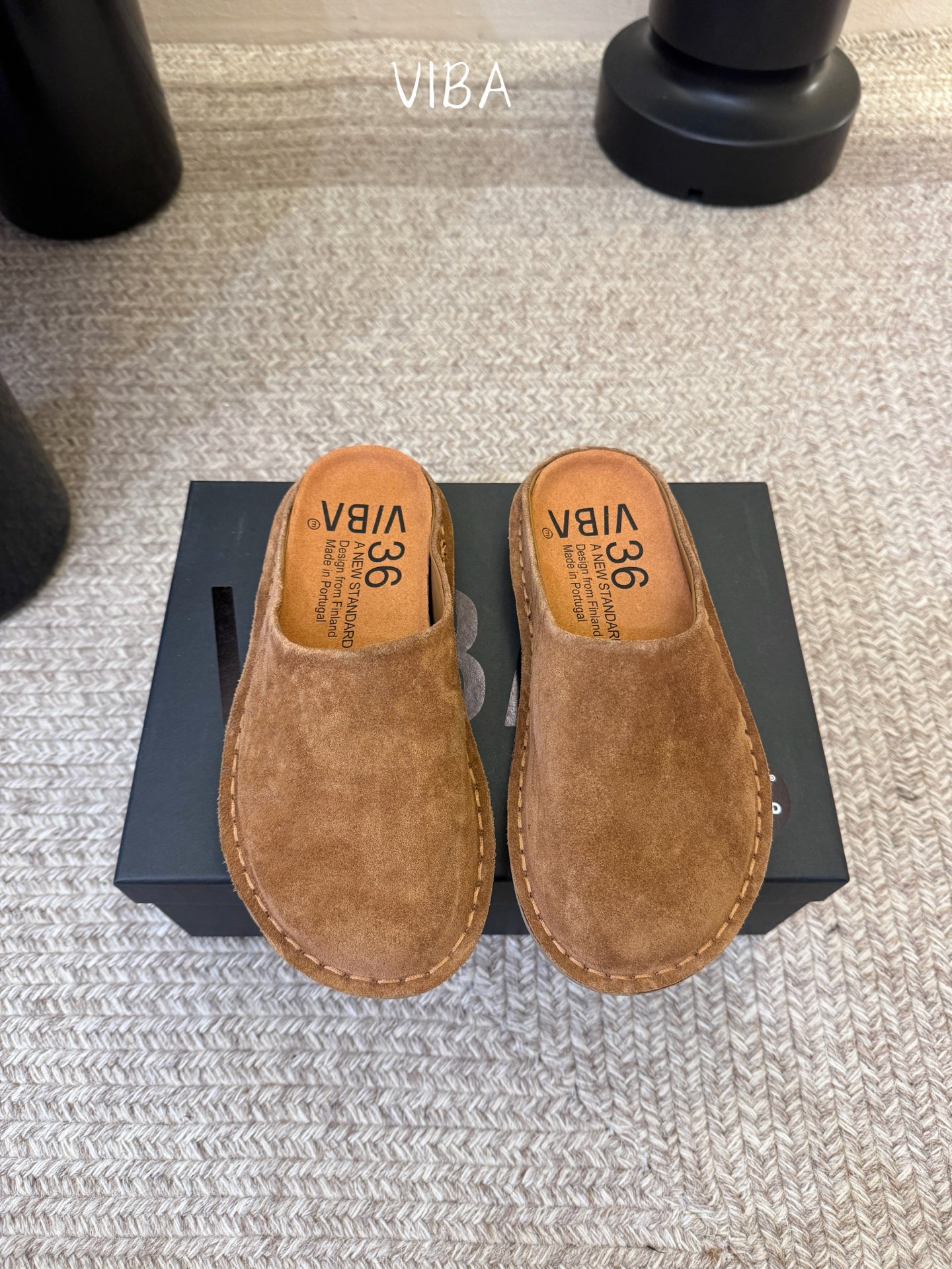 VIBA*26ss早春新款复古极简包头拖穆勒版无后跟的穆勒设计兼具拖鞋的随性与单鞋的精致感，包头造型修饰