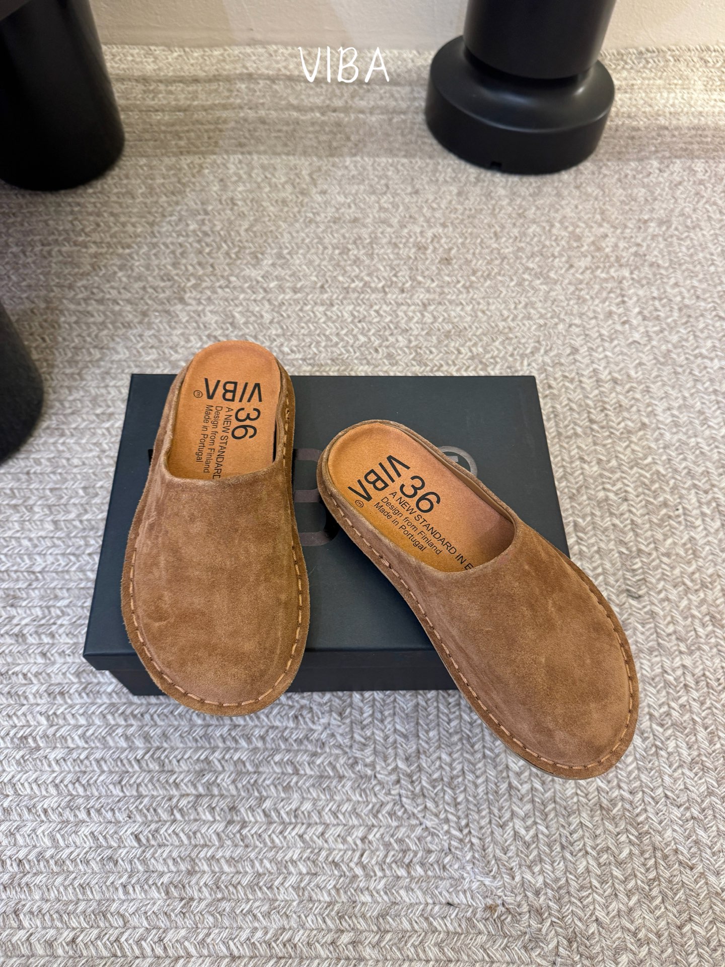 VIBA*26ss早春新款复古极简包头拖穆勒版无后跟的穆勒设计兼具拖鞋的随性与单鞋的精致感，包头造型修饰