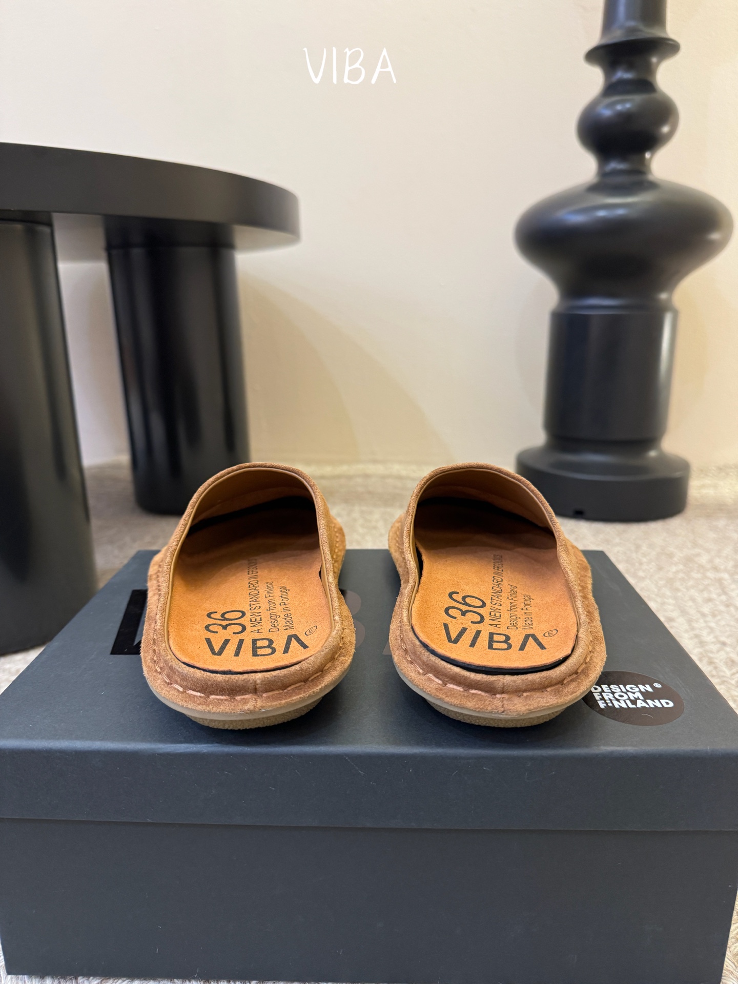 VIBA*26ss早春新款复古极简包头拖穆勒版无后跟的穆勒设计兼具拖鞋的随性与单鞋的精致感，包头造型修饰