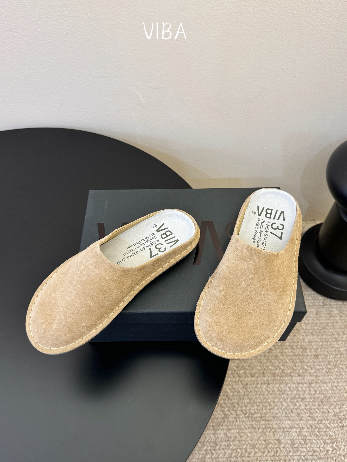 VIBA*26ss早春新款复古极简包头拖穆勒版无后跟的穆勒设计兼具拖鞋的随性与单鞋的精致感，包头造型修饰