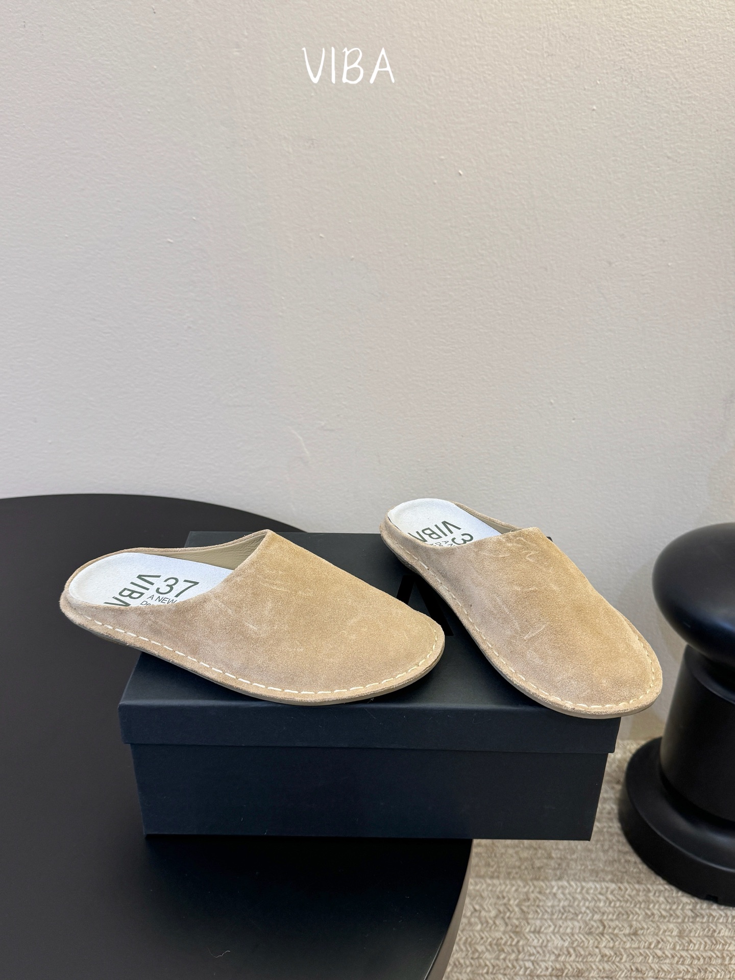 VIBA*26ss早春新款复古极简包头拖穆勒版无后跟的穆勒设计兼具拖鞋的随性与单鞋的精致感，包头造型修饰