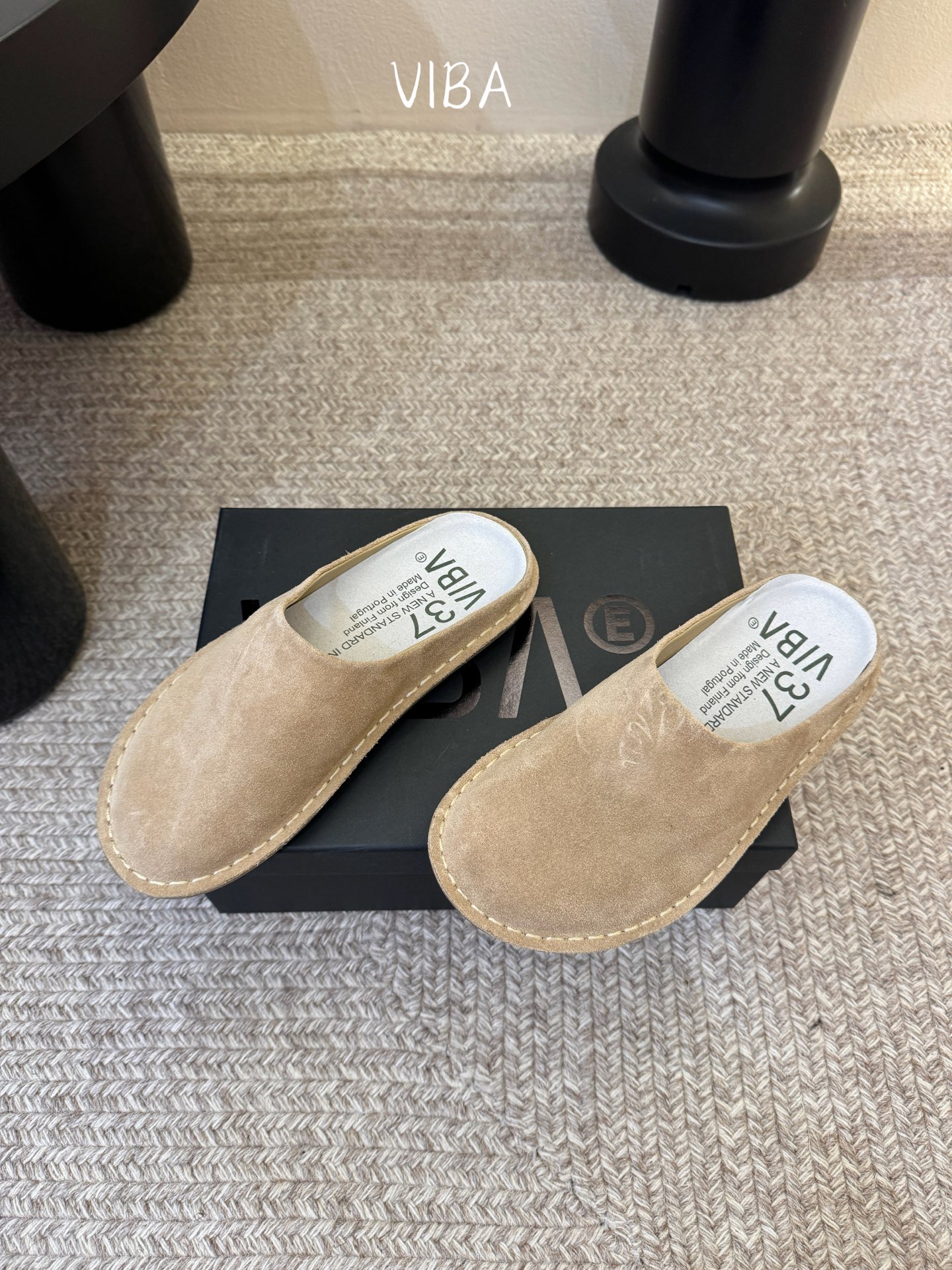 VIBA*26ss早春新款复古极简包头拖穆勒版无后跟的穆勒设计兼具拖鞋的随性与单鞋的精致感，包头造型修饰