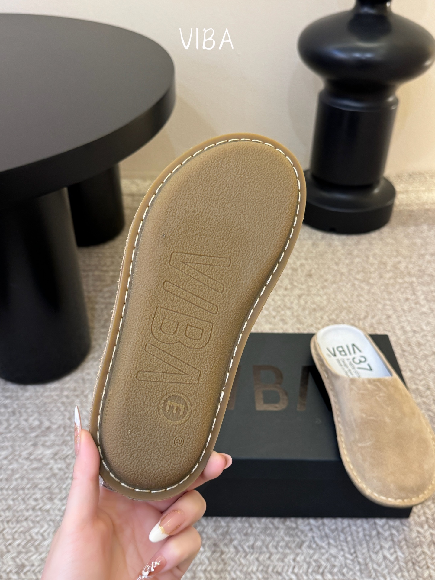 VIBA*26ss早春新款复古极简包头拖穆勒版无后跟的穆勒设计兼具拖鞋的随性与单鞋的精致感，包头造型修饰