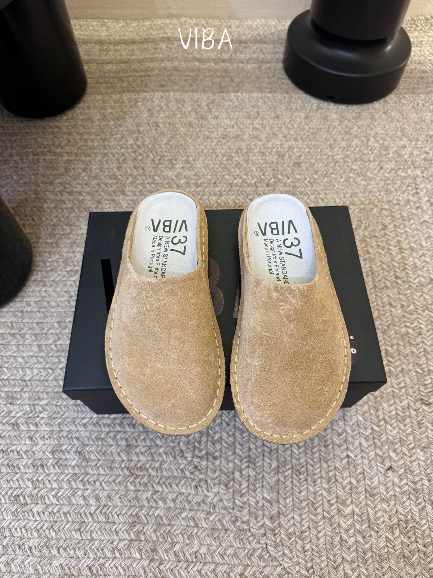 VIBA*26ss早春新款复古极简包头拖穆勒版无后跟的穆勒设计兼具拖鞋的随性与单鞋的精致感，包头造型修饰