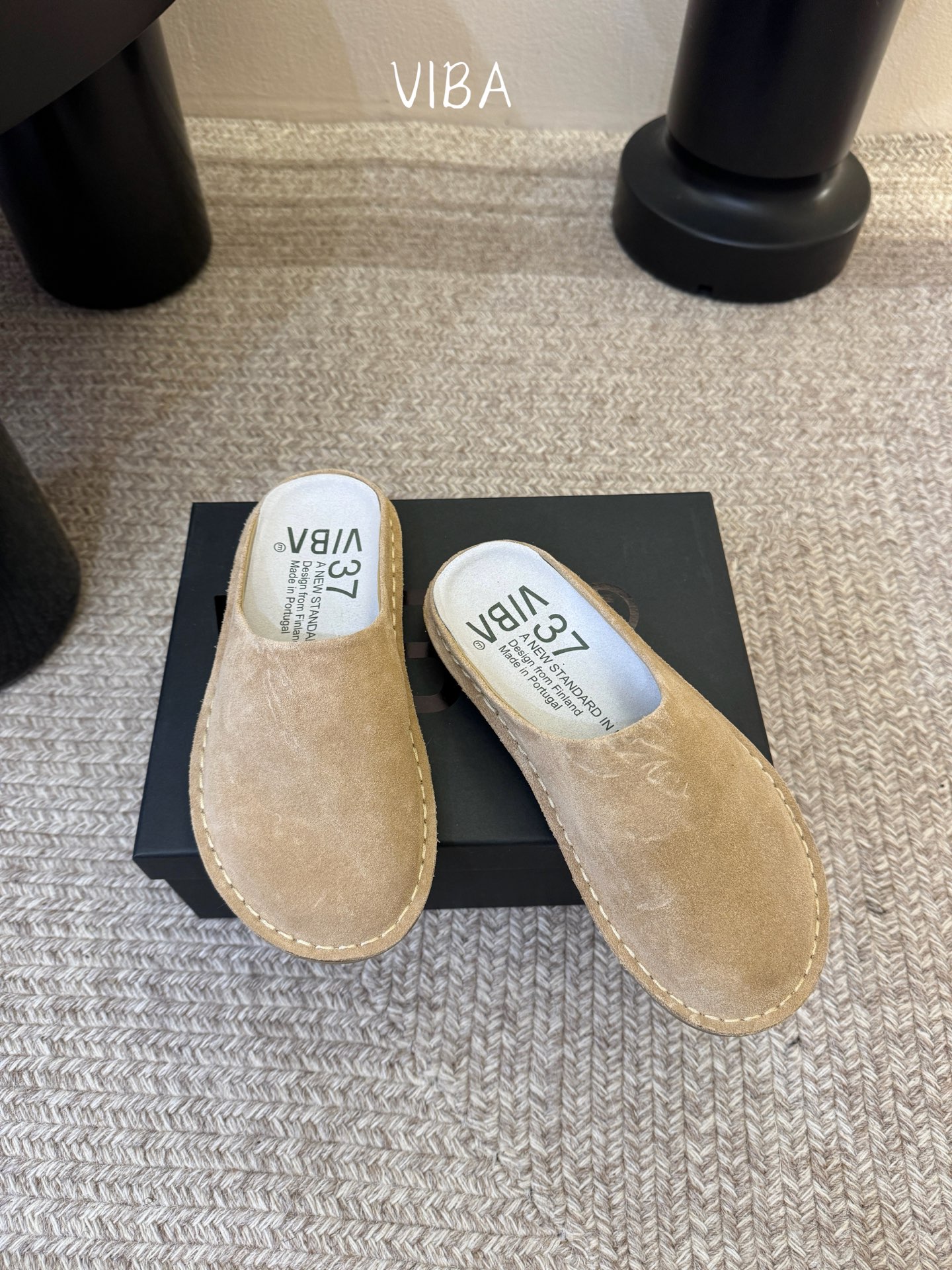 VIBA*26ss早春新款复古极简包头拖穆勒版无后跟的穆勒设计兼具拖鞋的随性与单鞋的精致感，包头造型修饰