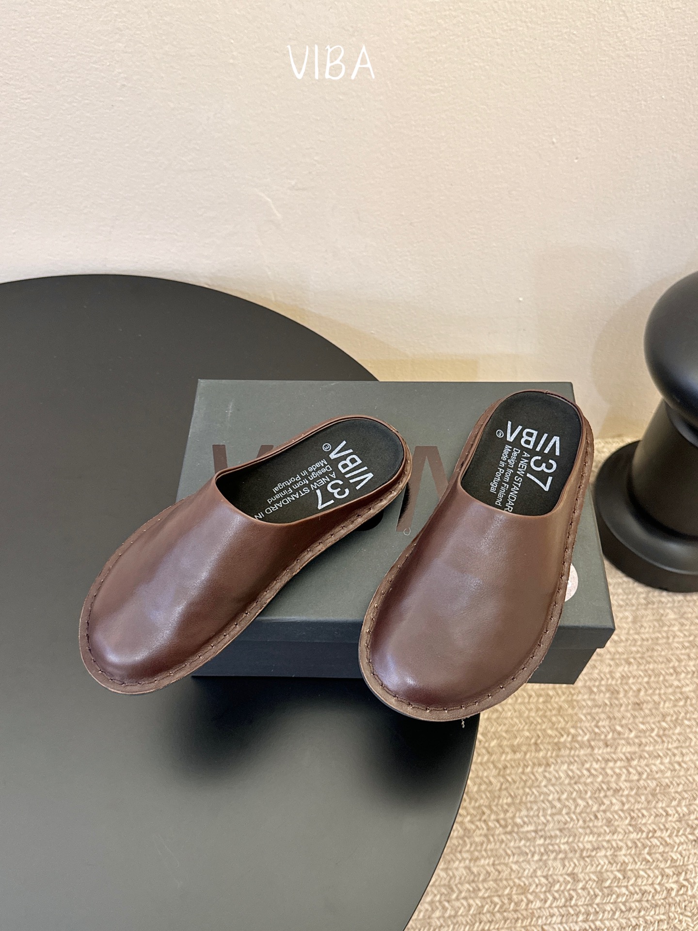 VIBA*26ss早春新款复古极简包头拖穆勒版无后跟的穆勒设计兼具拖鞋的随性与单鞋的精致感，包头造型修饰