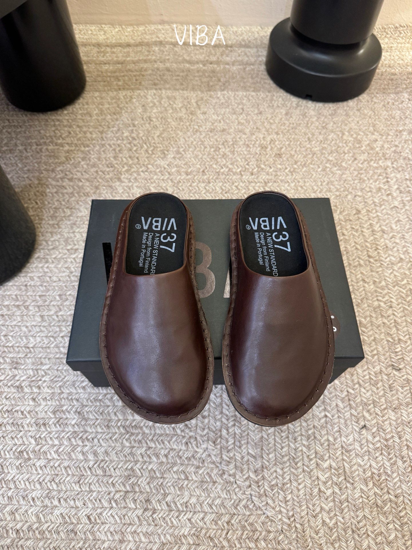 VIBA*26ss早春新款复古极简包头拖穆勒版无后跟的穆勒设计兼具拖鞋的随性与单鞋的精致感，包头造型修饰