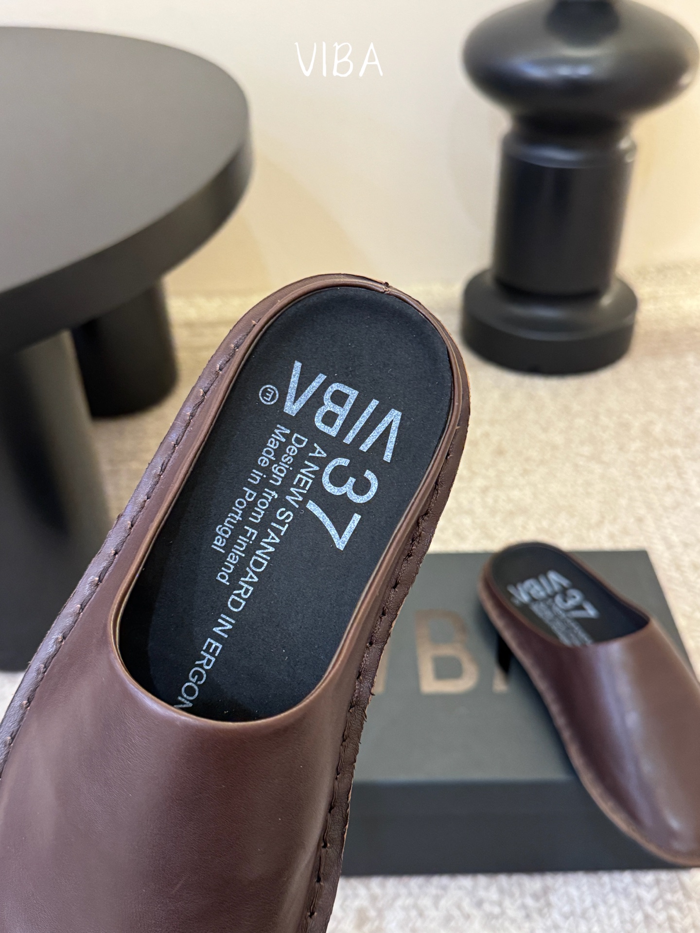 VIBA*26ss早春新款复古极简包头拖穆勒版无后跟的穆勒设计兼具拖鞋的随性与单鞋的精致感，包头造型修饰