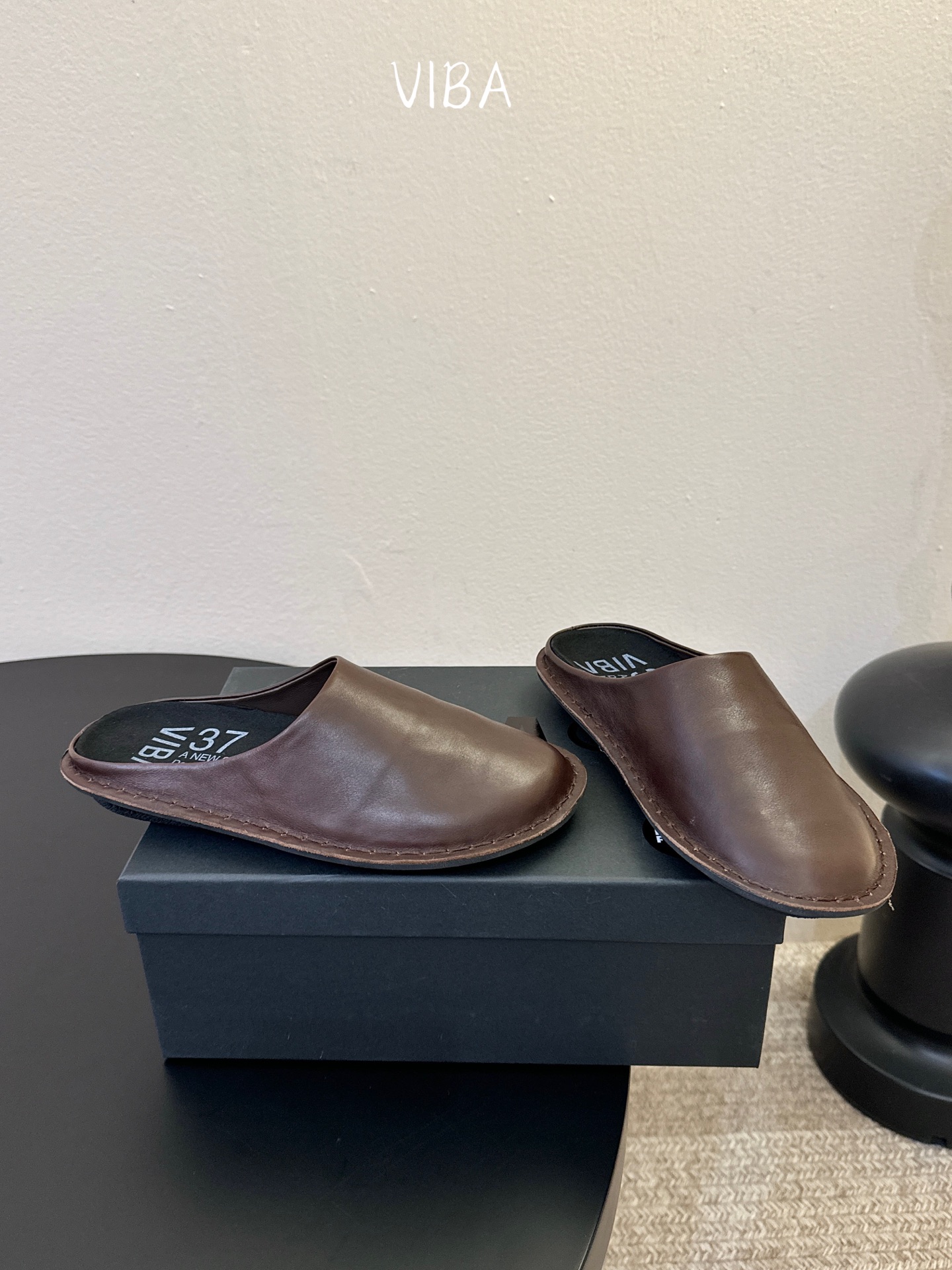 VIBA*26ss早春新款复古极简包头拖穆勒版无后跟的穆勒设计兼具拖鞋的随性与单鞋的精致感，包头造型修饰