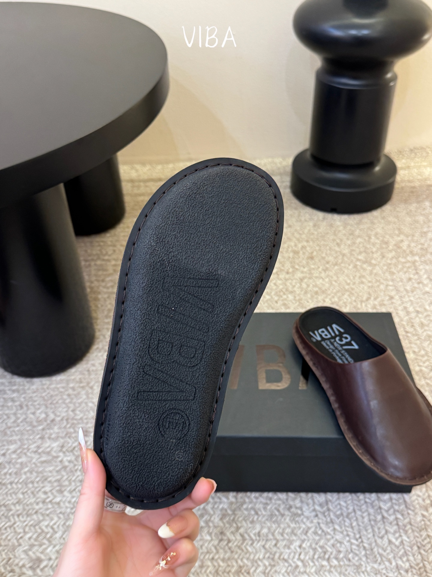 VIBA*26ss早春新款复古极简包头拖穆勒版无后跟的穆勒设计兼具拖鞋的随性与单鞋的精致感，包头造型修饰