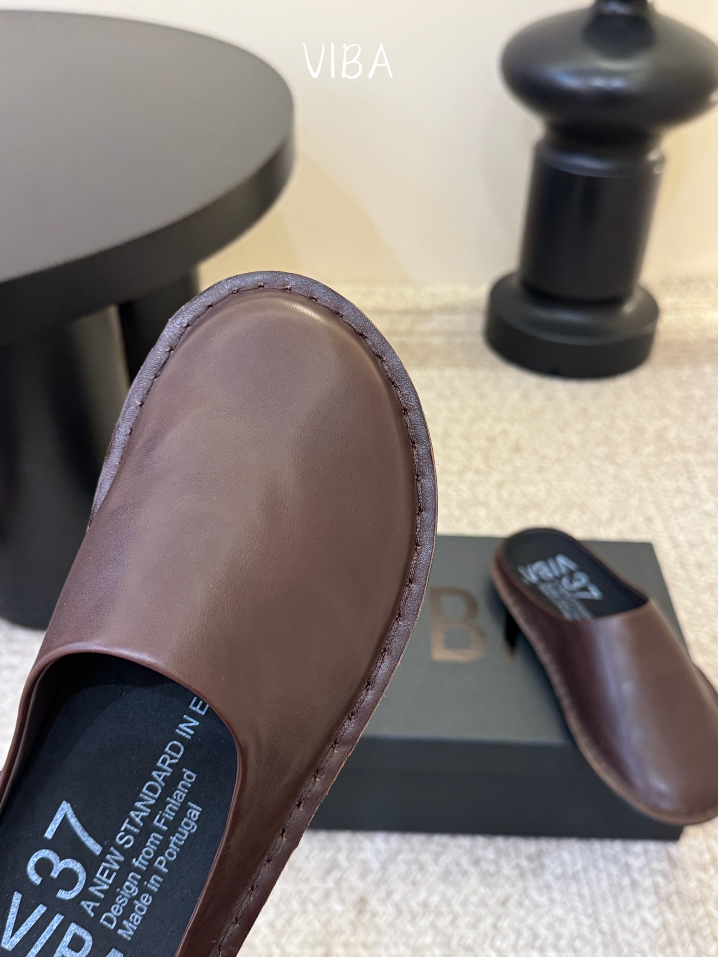 VIBA*26ss早春新款复古极简包头拖穆勒版无后跟的穆勒设计兼具拖鞋的随性与单鞋的精致感，包头造型修饰