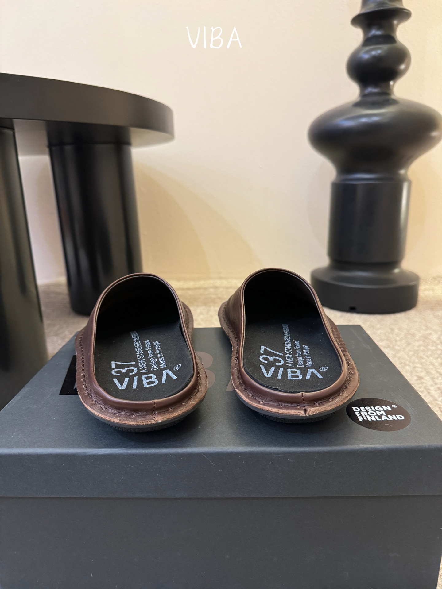 VIBA*26ss早春新款复古极简包头拖穆勒版无后跟的穆勒设计兼具拖鞋的随性与单鞋的精致感，包头造型修饰