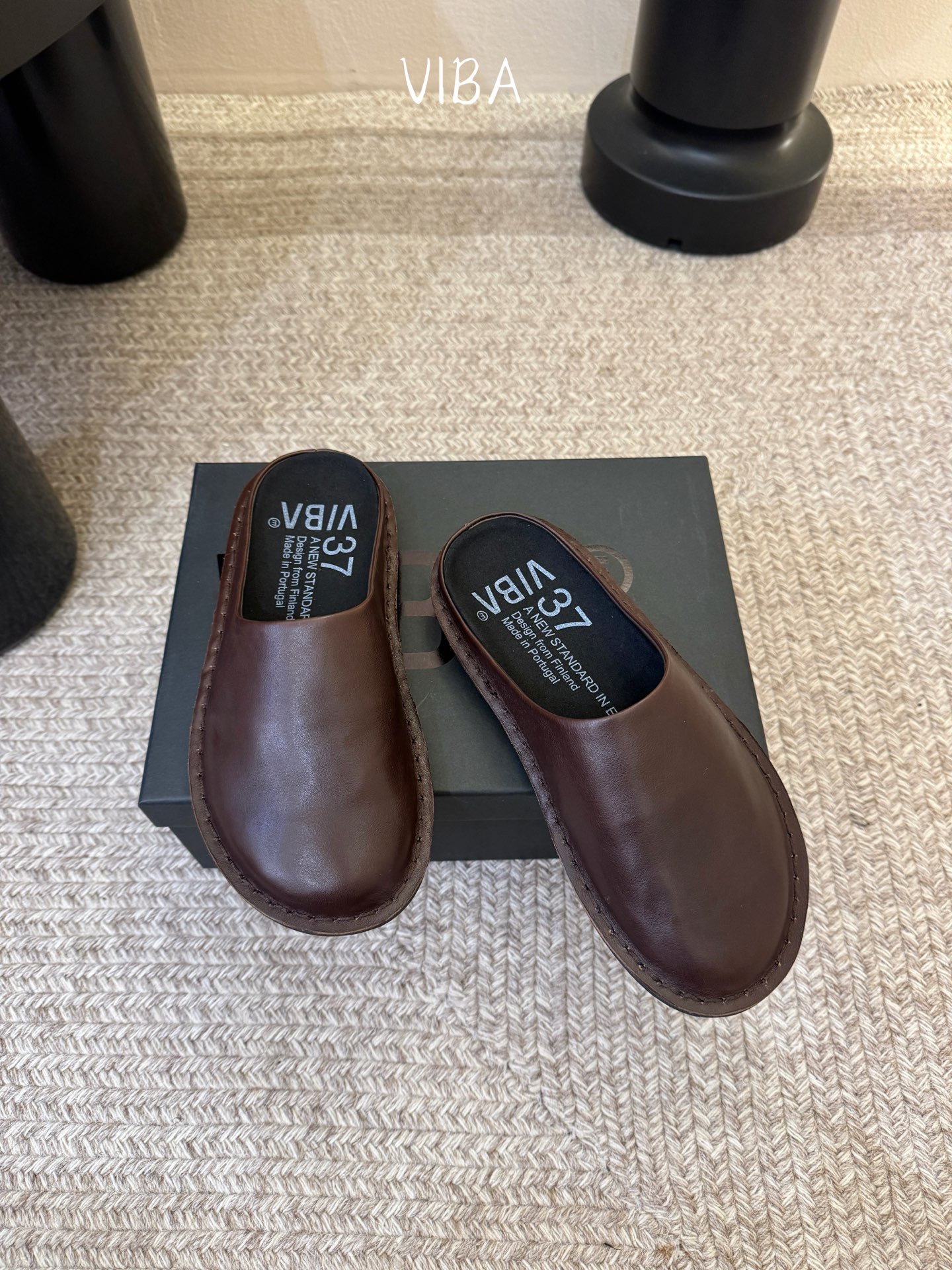 VIBA*26ss早春新款复古极简包头拖穆勒版无后跟的穆勒设计兼具拖鞋的随性与单鞋的精致感，包头造型修饰