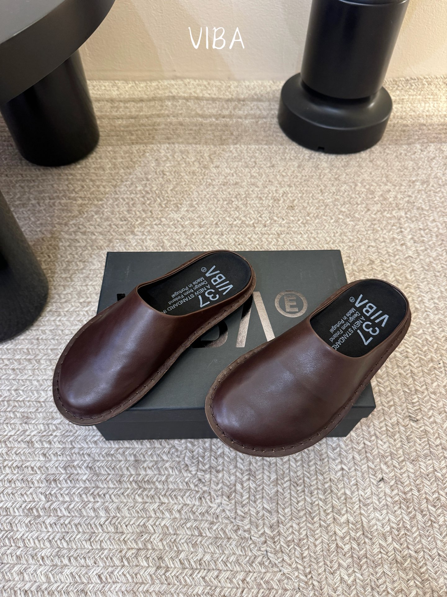 VIBA*26ss早春新款复古极简包头拖穆勒版无后跟的穆勒设计兼具拖鞋的随性与单鞋的精致感，包头造型修饰