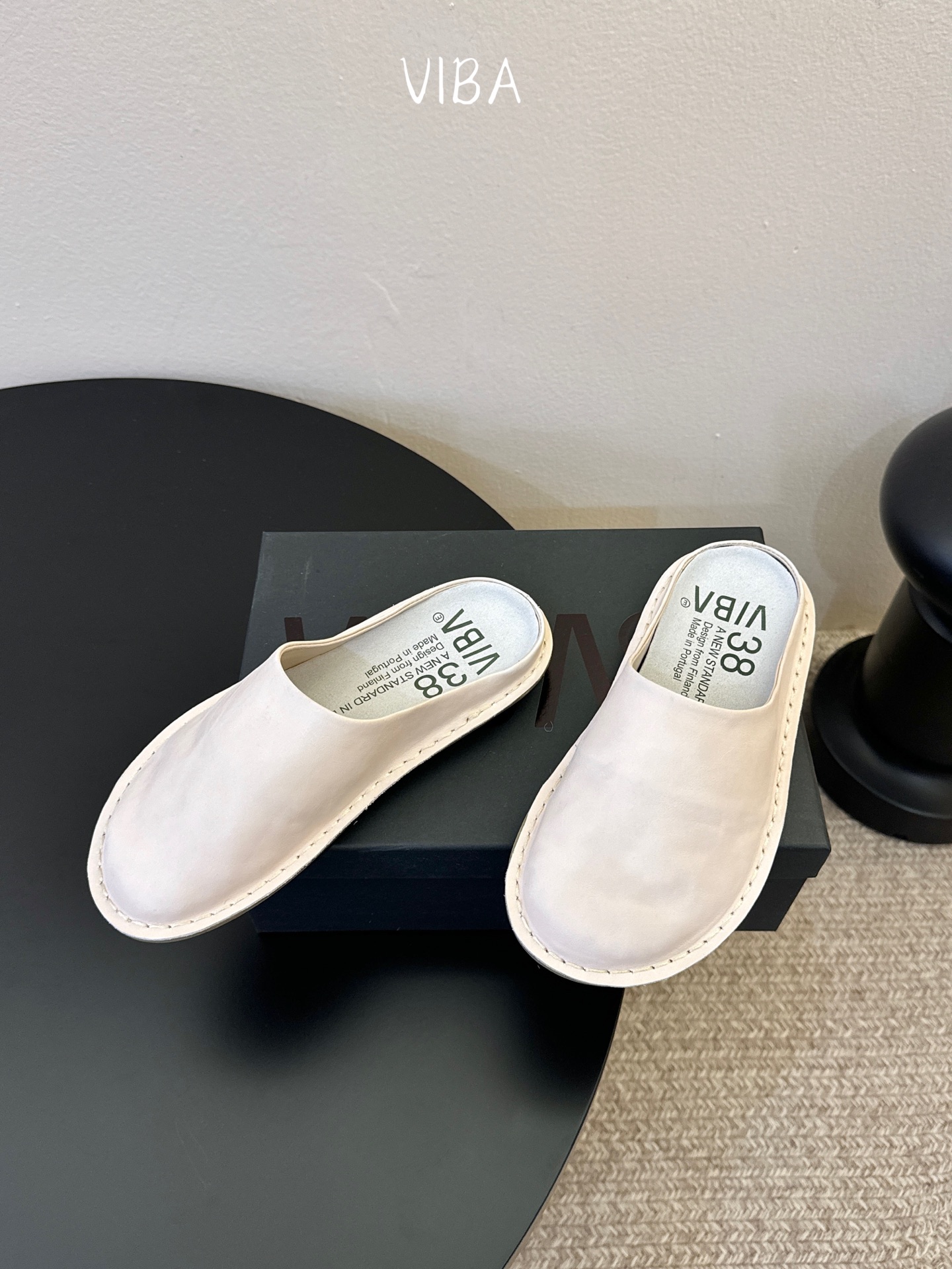 VIBA*26ss早春新款复古极简包头拖穆勒版无后跟的穆勒设计兼具拖鞋的随性与单鞋的精致感，包头造型修饰